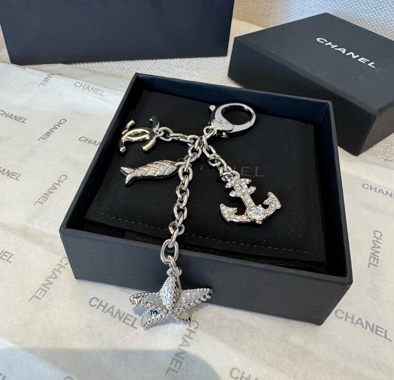🔥CHANEL香奈儿小鱼儿🐠钥匙扣挂件 ~包包挂饰车钥匙挂件精巧经典菱格纹搭配双C标志，奢华与趣味并存。