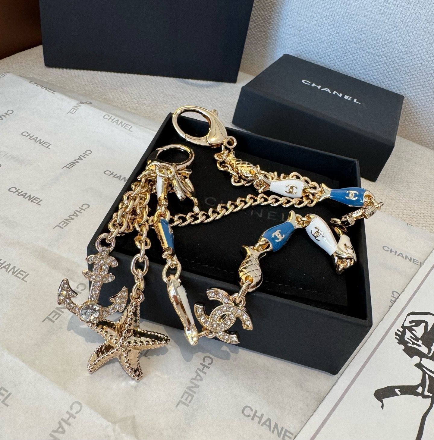 🔥CHANEL香奈儿小鱼儿🐠钥匙扣挂件 ~香奈儿包链挂饰挂件精巧经典菱格纹搭配双C标志，奢华与趣味并存。