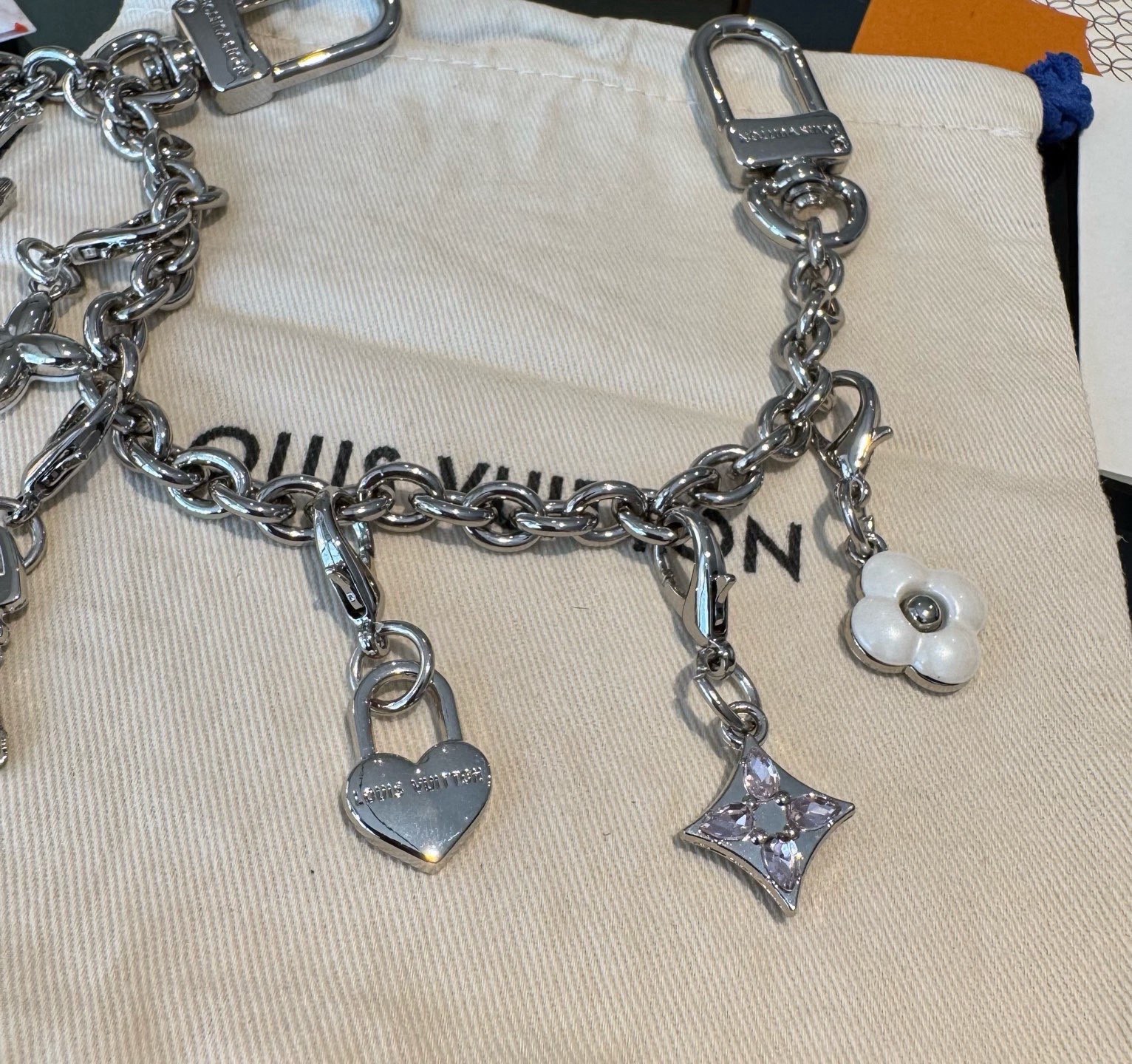 lv钥匙扣 官网新款 包包链条挂件 多功能链条 包饰&包包肩带延长链本款链条包饰出自路易威登x村上隆复刻