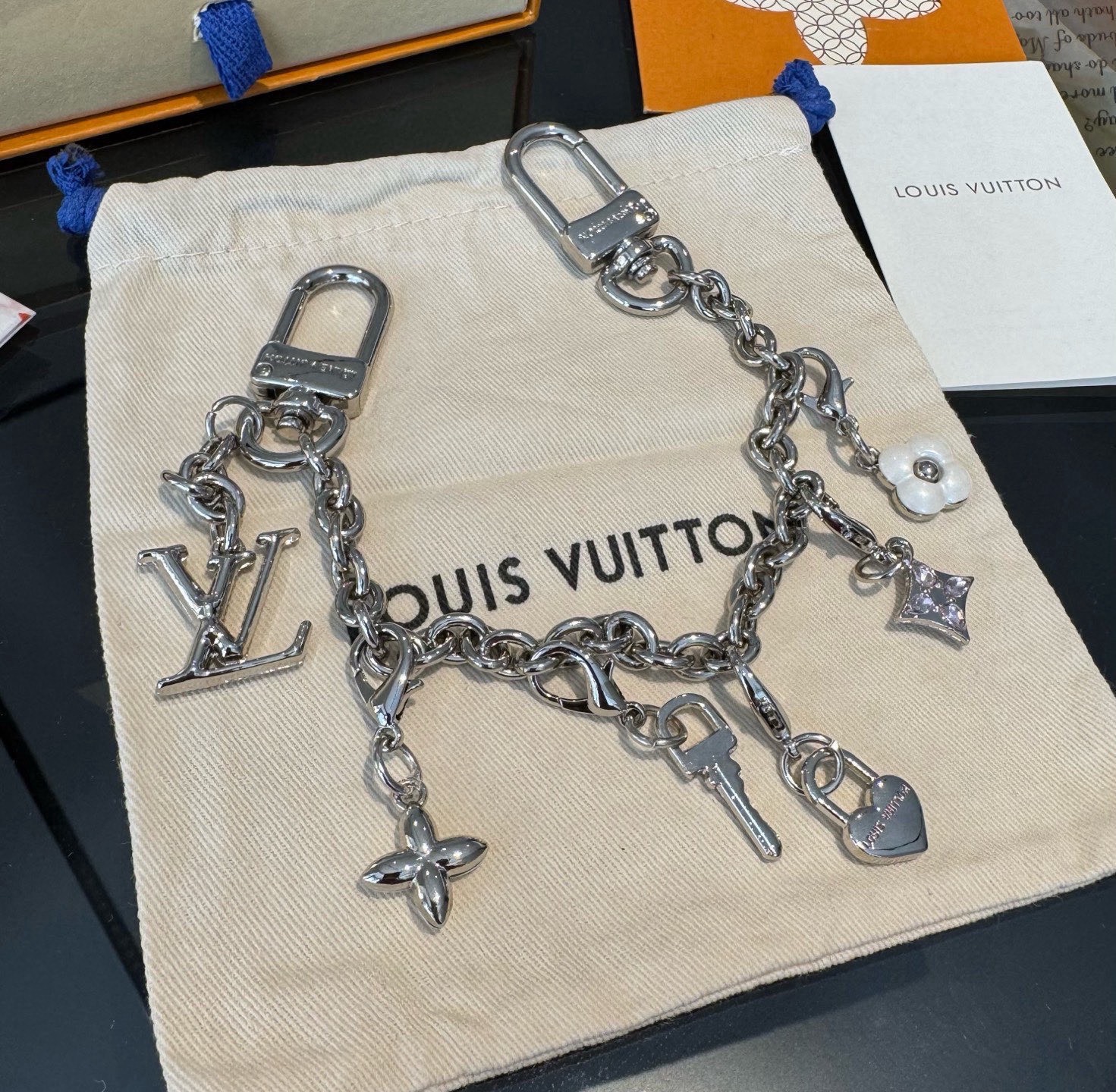lv钥匙扣 官网新款 包包链条挂件 多功能链条 包饰&包包肩带延长链本款链条包饰出自路易威登x村上隆复刻