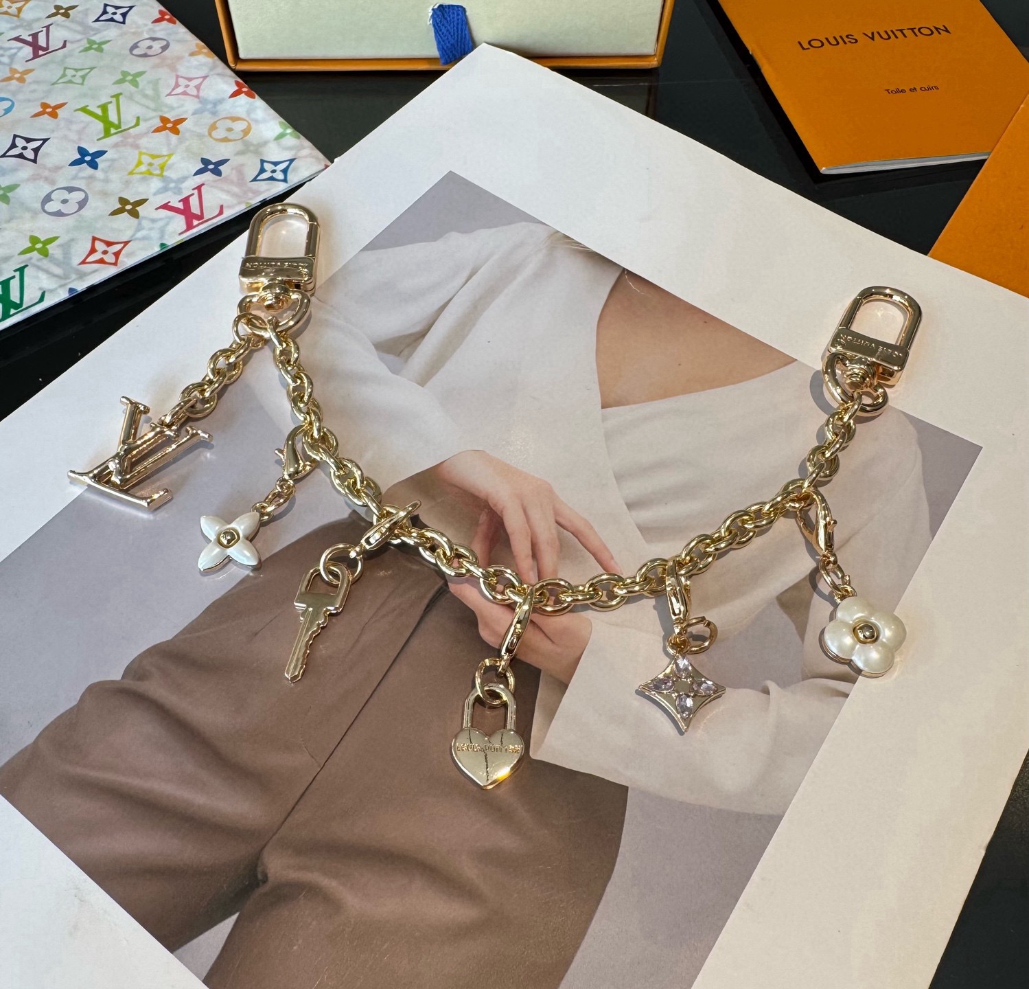 lv钥匙扣 官网新款 包包链条挂件 多功能链条 包饰&包包肩带延长链本款链条包饰出自路易威登x村上隆复刻