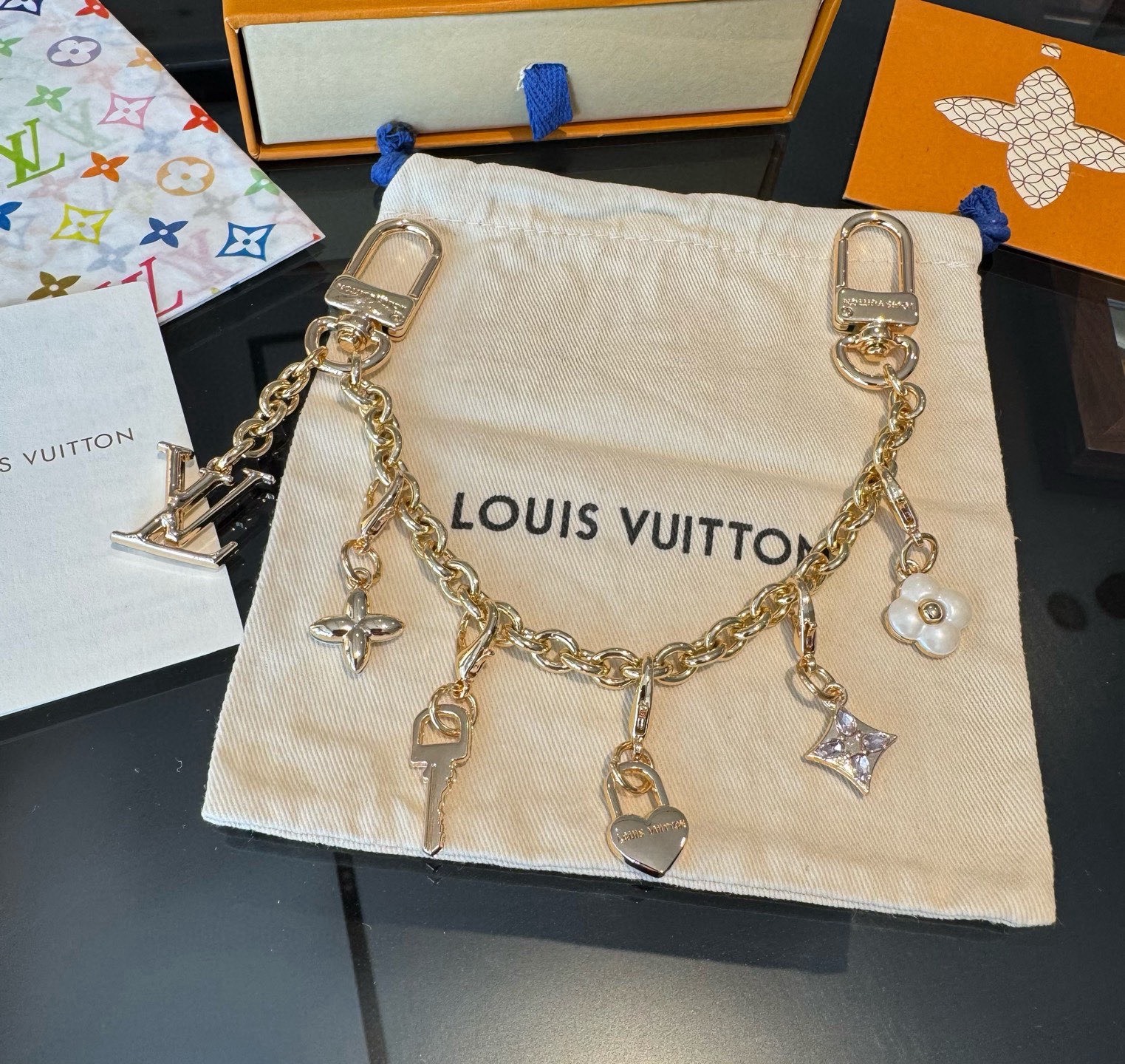lv钥匙扣 官网新款 包包链条挂件 多功能链条 包饰&包包肩带延长链本款链条包饰出自路易威登x村上隆复刻