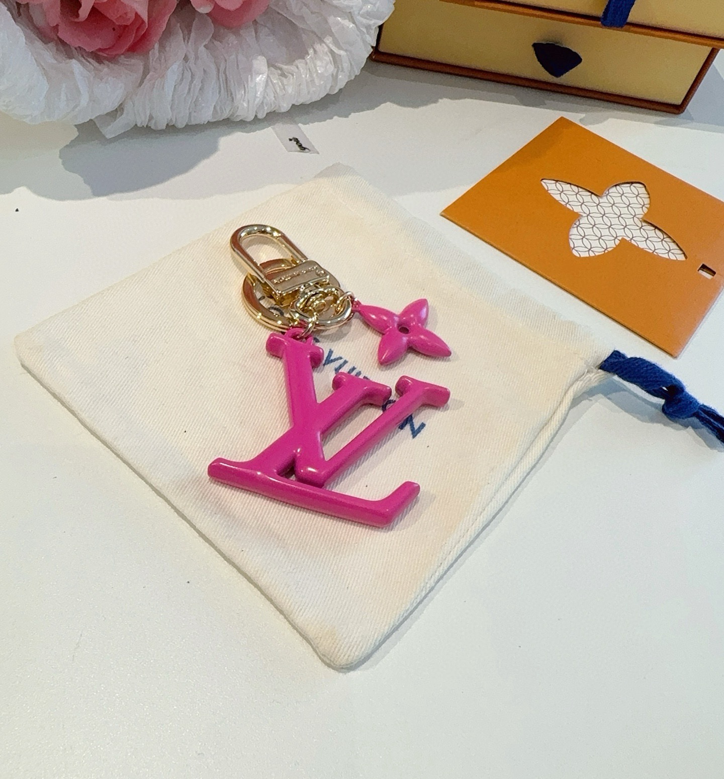 🔥LV钥匙扣珐琅工艺LV字母挂件 PoP Flower包和钥匙扣的魅力非常适合为皮革配饰增添标志性的色彩
