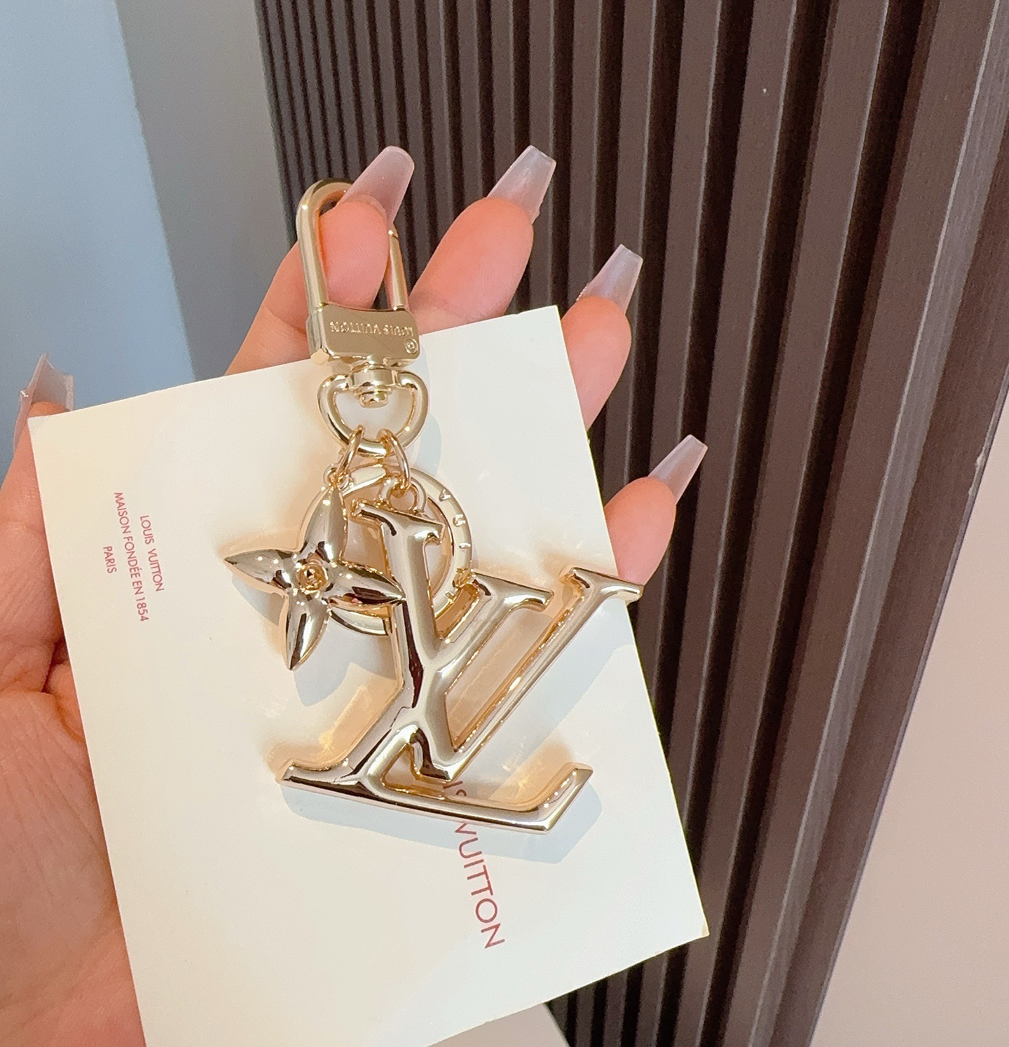 🔥LV钥匙扣珐琅工艺LV字母挂件 PoP Flower包和钥匙扣的魅力非常适合为皮革配饰增添标志性的色彩
