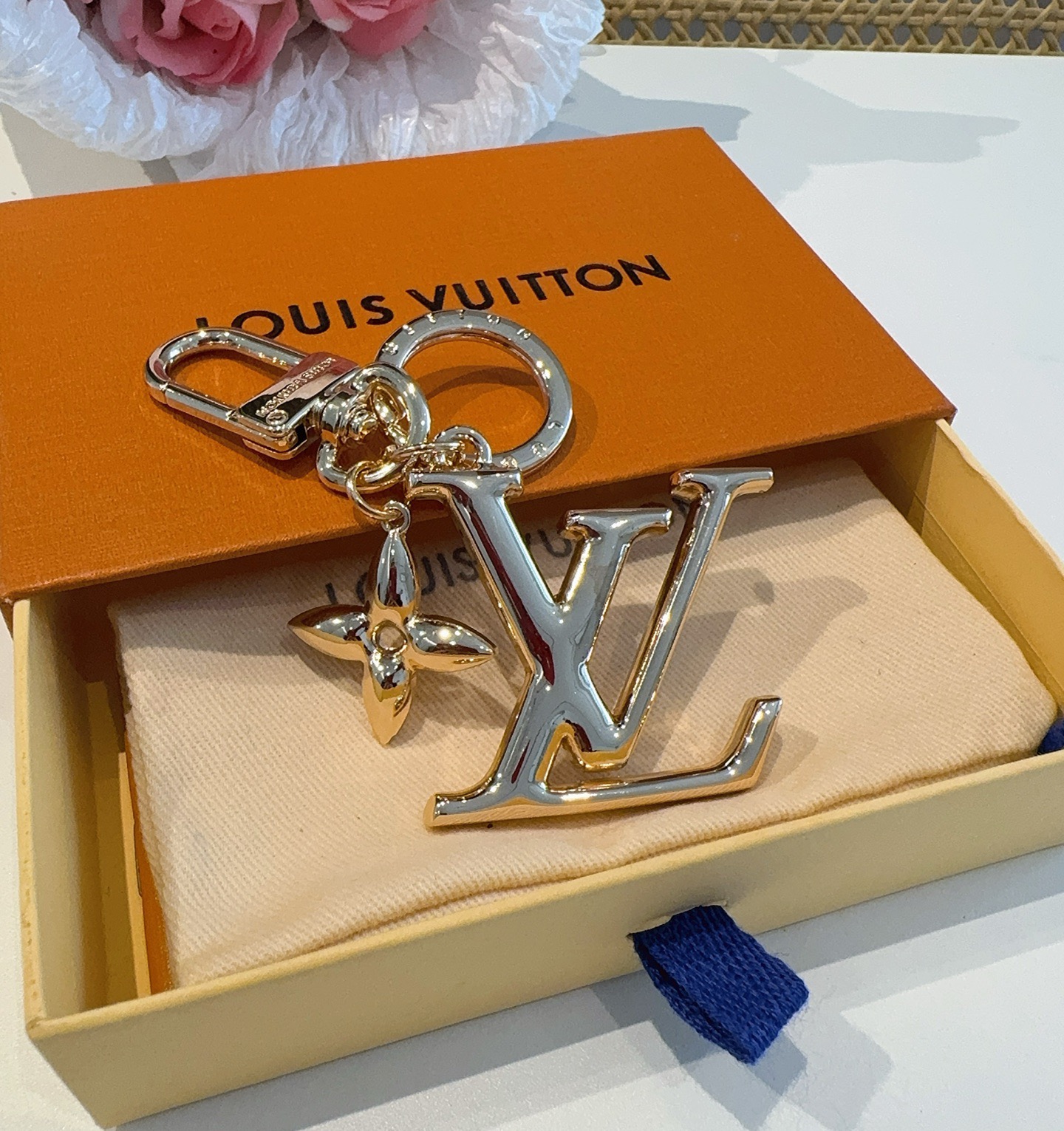 🔥LV钥匙扣珐琅工艺LV字母挂件 PoP Flower包和钥匙扣的魅力非常适合为皮革配饰增添标志性的色彩