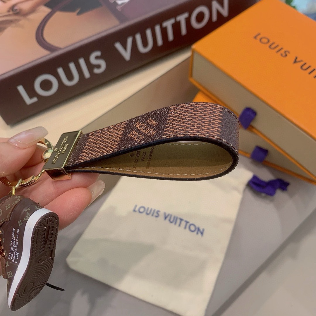 🔥LV经典老花棋格钥匙扣 钥匙扣➕联名nike迷你鞋子挂件时尚个性！车钥匙挂件 包包挂件配饰Monogr