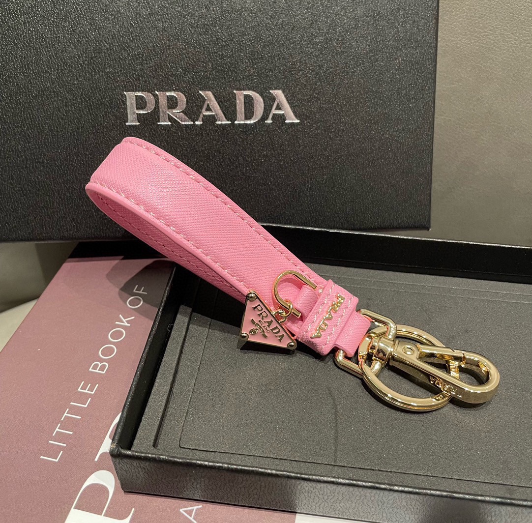 🔥普拉达 Prada 钥匙扣官网款，三角牌吊坠皮圈钥匙扣，车钥匙挂件包包配饰，顶级进口Pu材质➕抛光钢配