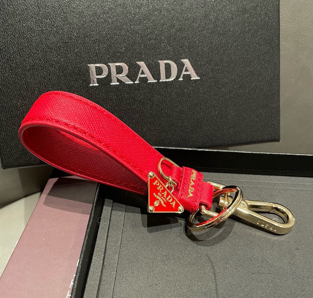 🔥普拉达 Prada 钥匙扣官网款，三角牌吊坠皮圈钥匙扣，车钥匙挂件包包配饰，顶级进口Pu材质➕抛光钢配