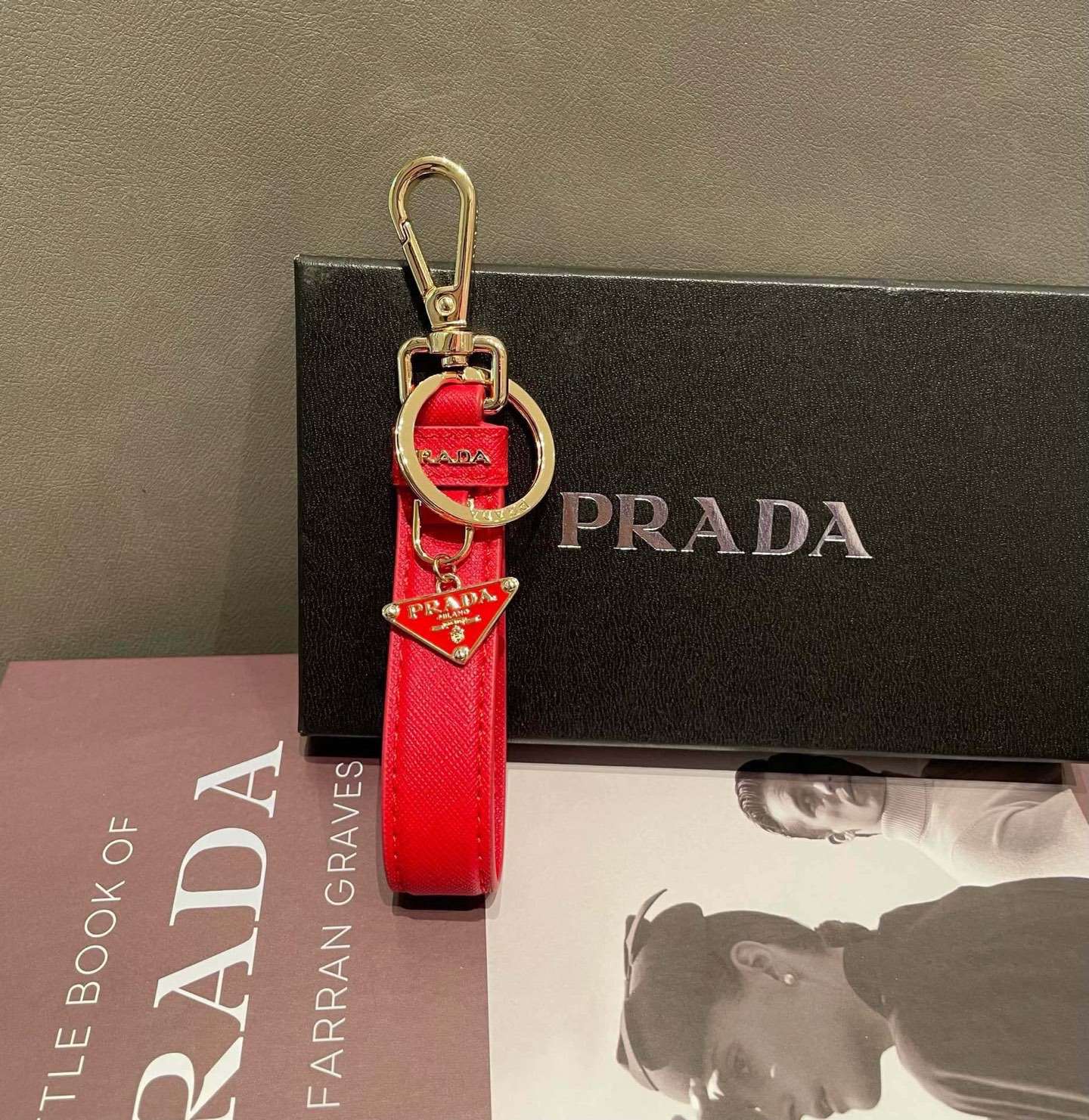 🔥普拉达 Prada 钥匙扣官网款，三角牌吊坠皮圈钥匙扣，车钥匙挂件包包配饰，顶级进口Pu材质➕抛光钢配