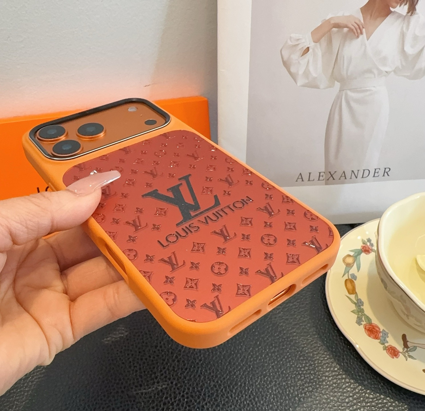 🔥上新🆕星宇橙🧡LV手机壳水晶闪粉浮雕高光金属镜头圈软边全包型号：为了不出现报错型号，请打开本机查看手机