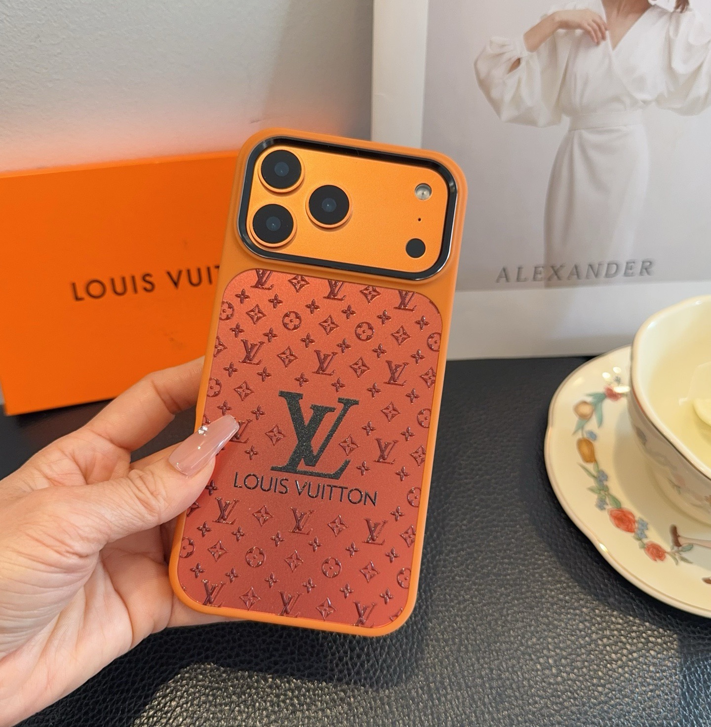 🔥上新🆕星宇橙🧡LV手机壳水晶闪粉浮雕高光金属镜头圈软边全包型号：为了不出现报错型号，请打开本机查看手机