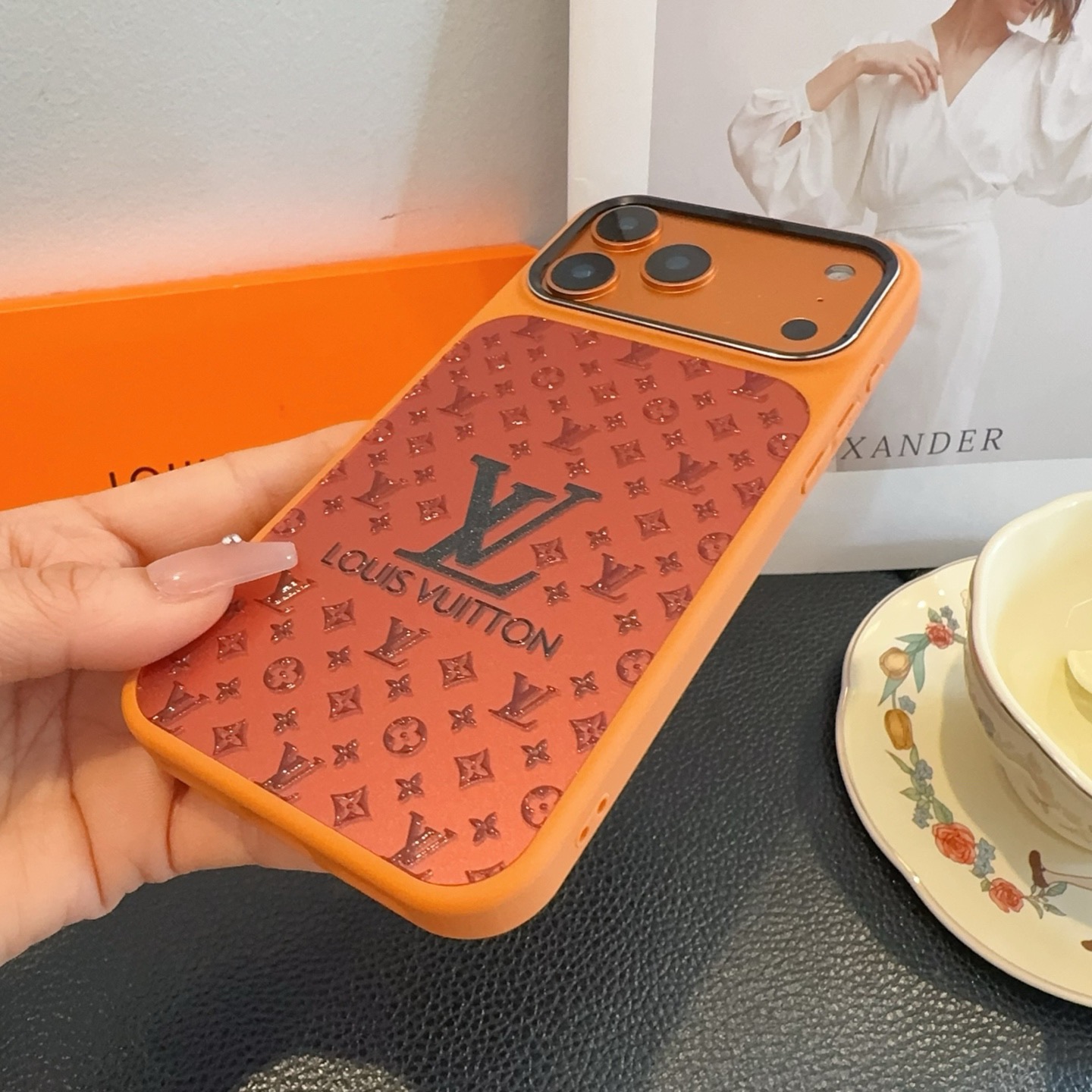 🔥上新🆕星宇橙🧡LV手机壳水晶闪粉浮雕高光金属镜头圈软边全包型号：为了不出现报错型号，请打开本机查看手机