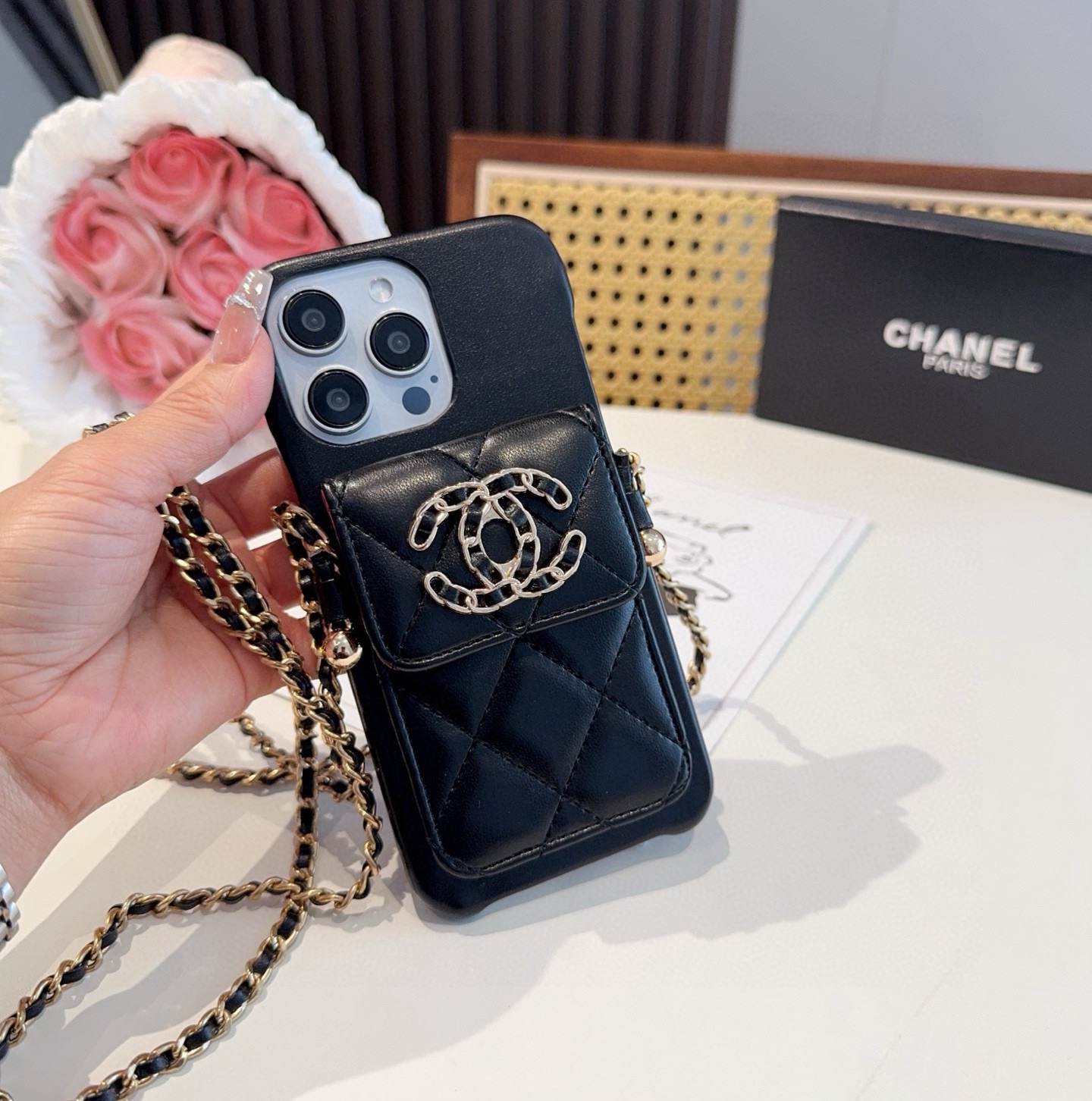 🔥香奈儿C19系列三包手机壳，卡袋可当支撑，金属皮链带金球，可调节长度，时尚奢华[强]型号：为了不出现报