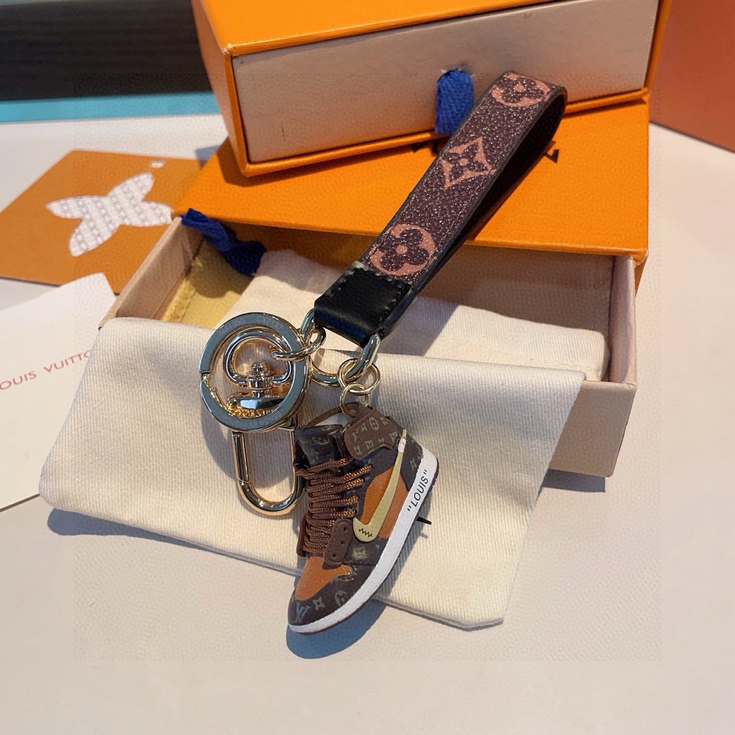 🔥LV经典老花棋格钥匙扣 钥匙扣➕联名nike迷你鞋子挂件时尚个性！车钥匙挂件 包包挂件配饰Monogr