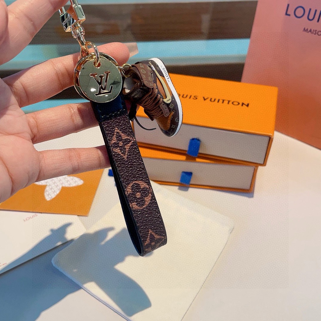 🔥LV经典老花棋格钥匙扣 钥匙扣➕联名nike迷你鞋子挂件时尚个性！车钥匙挂件 包包挂件配饰Monogr