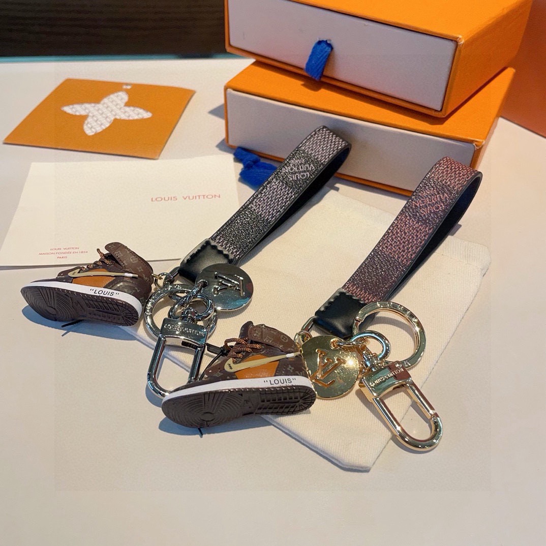 🔥LV经典老花棋格钥匙扣 钥匙扣➕联名nike迷你鞋子挂件时尚个性！车钥匙挂件 包包挂件配饰Monogr