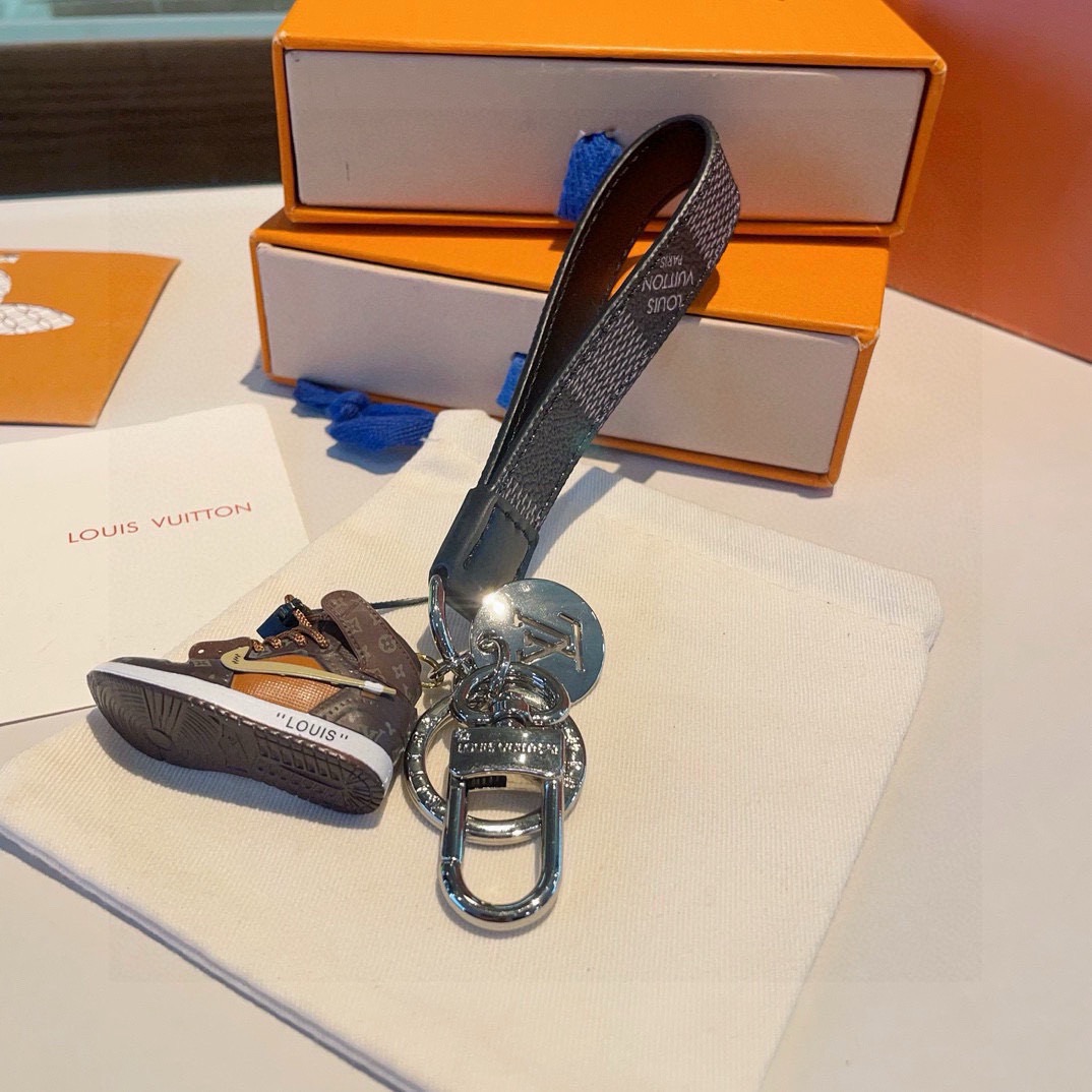 🔥LV经典老花棋格钥匙扣 钥匙扣➕联名nike迷你鞋子挂件时尚个性！车钥匙挂件 包包挂件配饰Monogr