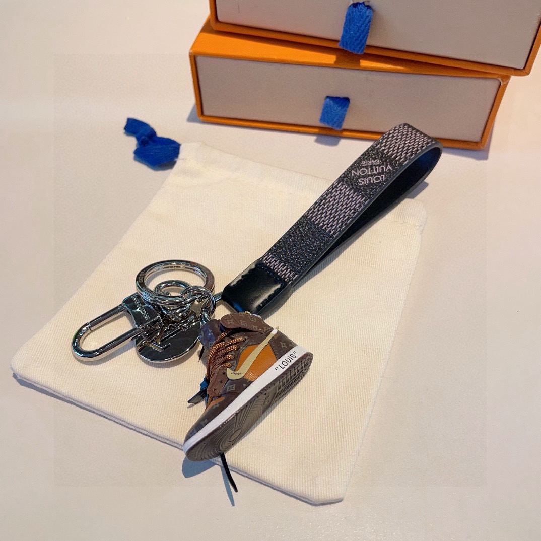 🔥LV经典老花棋格钥匙扣 钥匙扣➕联名nike迷你鞋子挂件时尚个性！车钥匙挂件 包包挂件配饰Monogr
