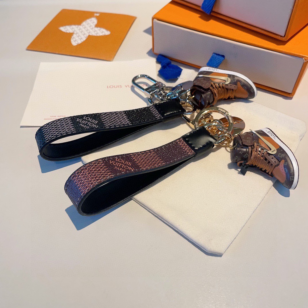 🔥LV经典老花棋格钥匙扣 钥匙扣➕联名nike迷你鞋子挂件时尚个性！车钥匙挂件 包包挂件配饰Monogr