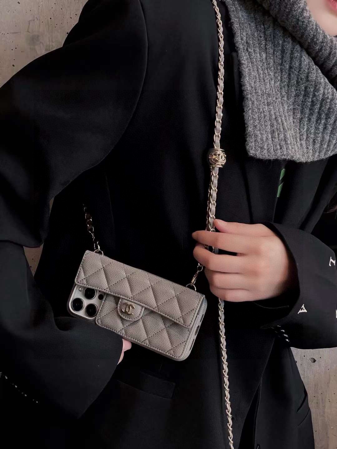 💃CHANEL💠香奈儿火爆时尚圈的手机壳 真香系列 热爆美拉德色系专柜同款⛓链条双C小金球可调节链条长度