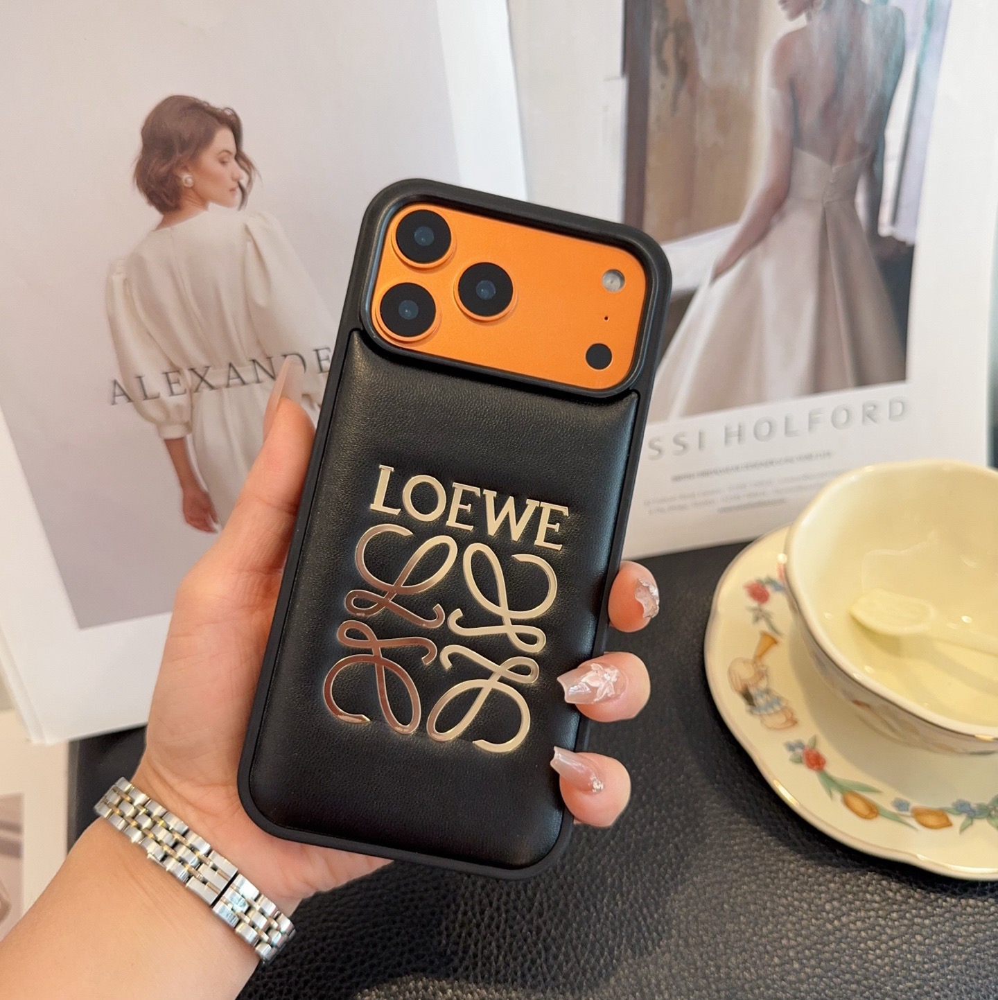 上新🎉🎉🎉🎉Loewe.罗意威手机壳 烫金全包壳型号：为了不出现报错型号，请打开本机查看手机设置显示的型