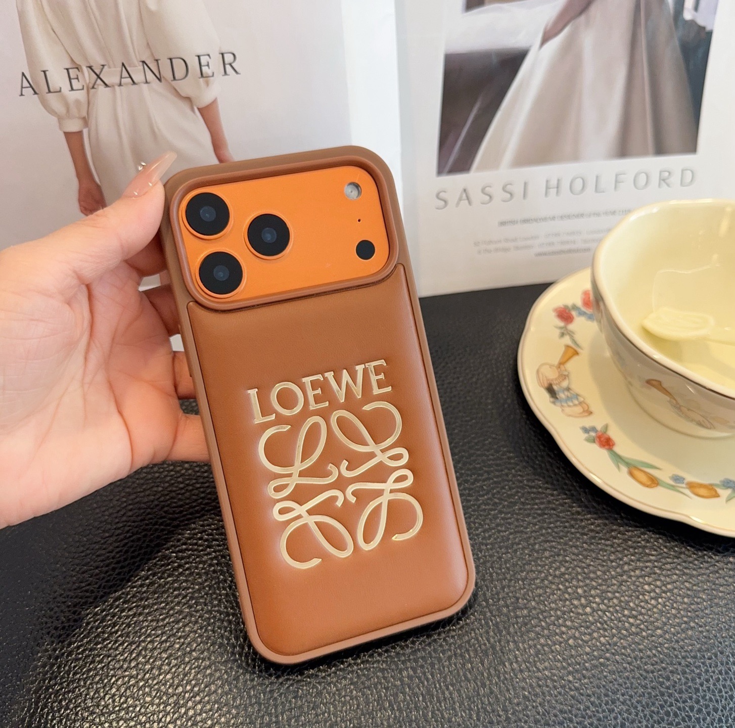 上新🎉🎉🎉🎉Loewe.罗意威手机壳 烫金全包壳型号：为了不出现报错型号，请打开本机查看手机设置显示的型