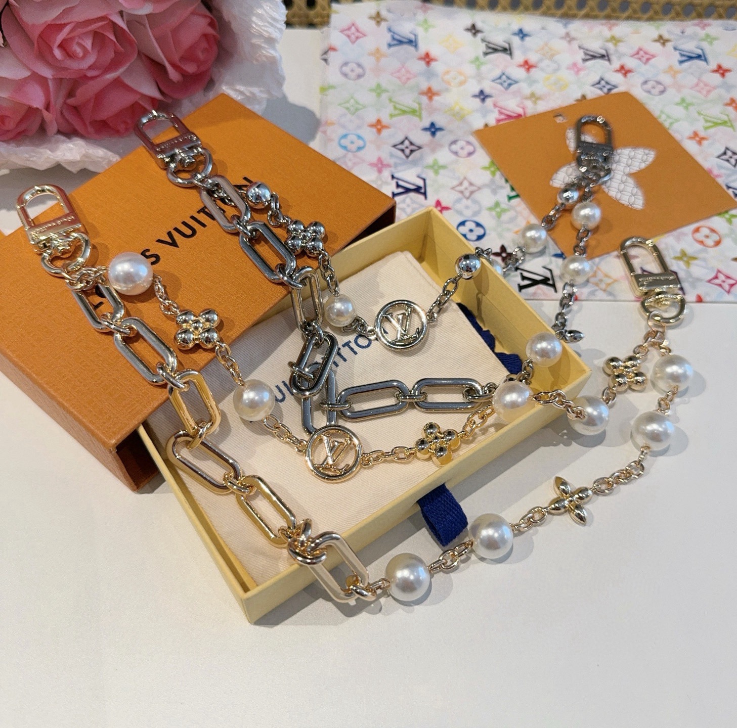 🔥LV钥匙扣 包包挂链 Figaro 腰带链以莹泽黄铜锻造双链设计，再令品牌经典标识巧妙嵌入链环之间。L