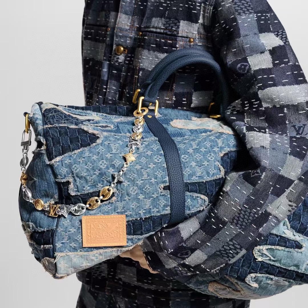 官网新款🔥LV包链钥匙扣 路易威登 Sailor包链 挂饰 银金拼色精选莹亮金属材质，链节设计灵感源自航