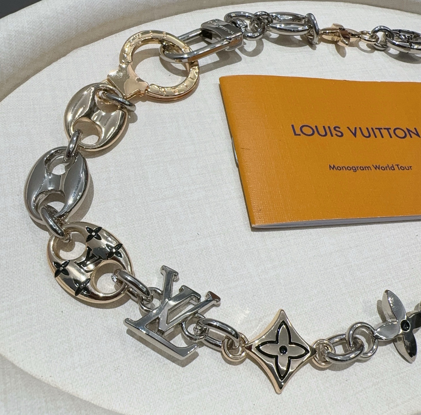 官网新款🔥LV包链钥匙扣 路易威登 Sailor包链 挂饰 银金拼色精选莹亮金属材质，链节设计灵感源自航