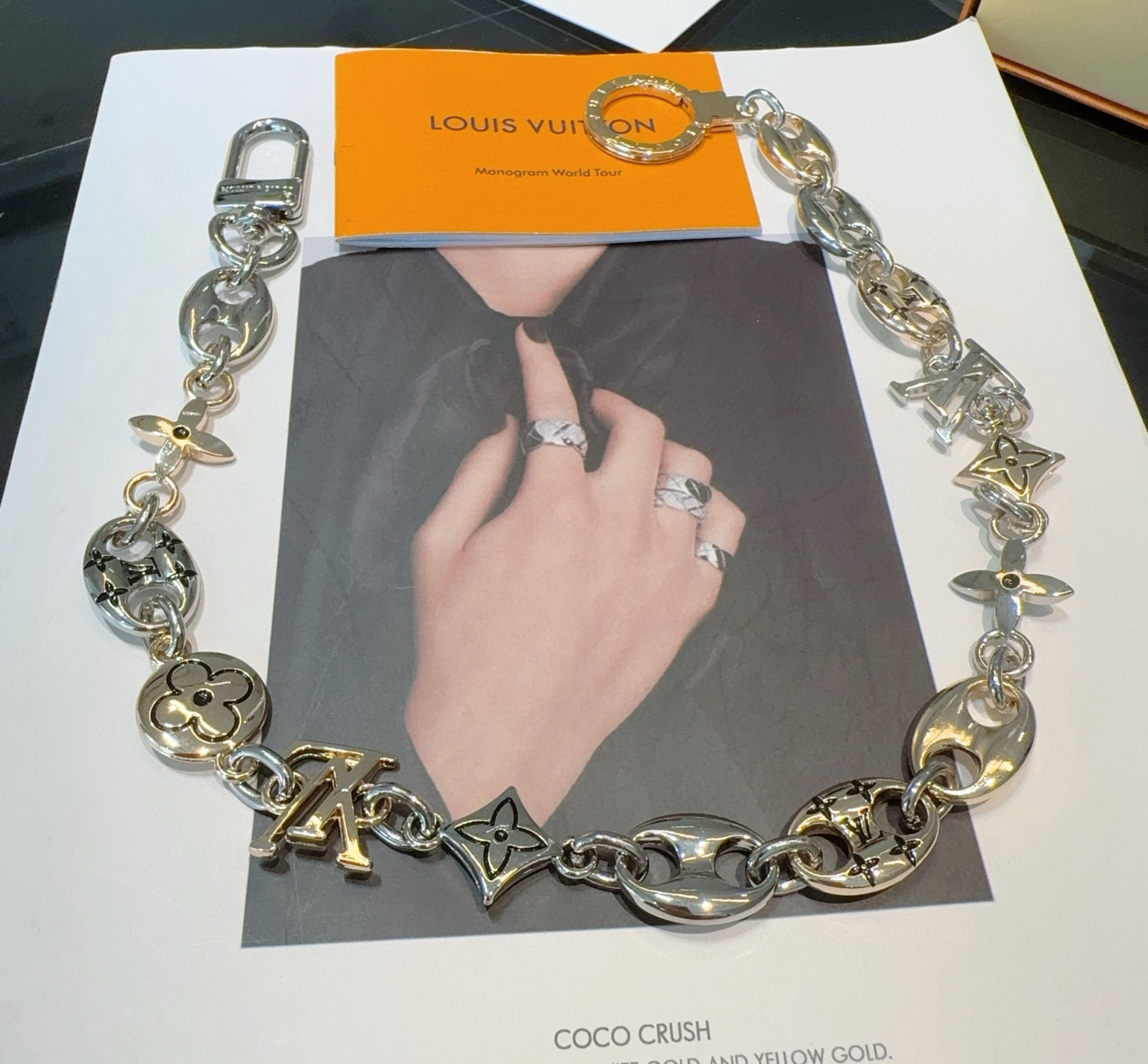 官网新款🔥LV包链钥匙扣 路易威登 Sailor包链 挂饰 银金拼色精选莹亮金属材质，链节设计灵感源自航