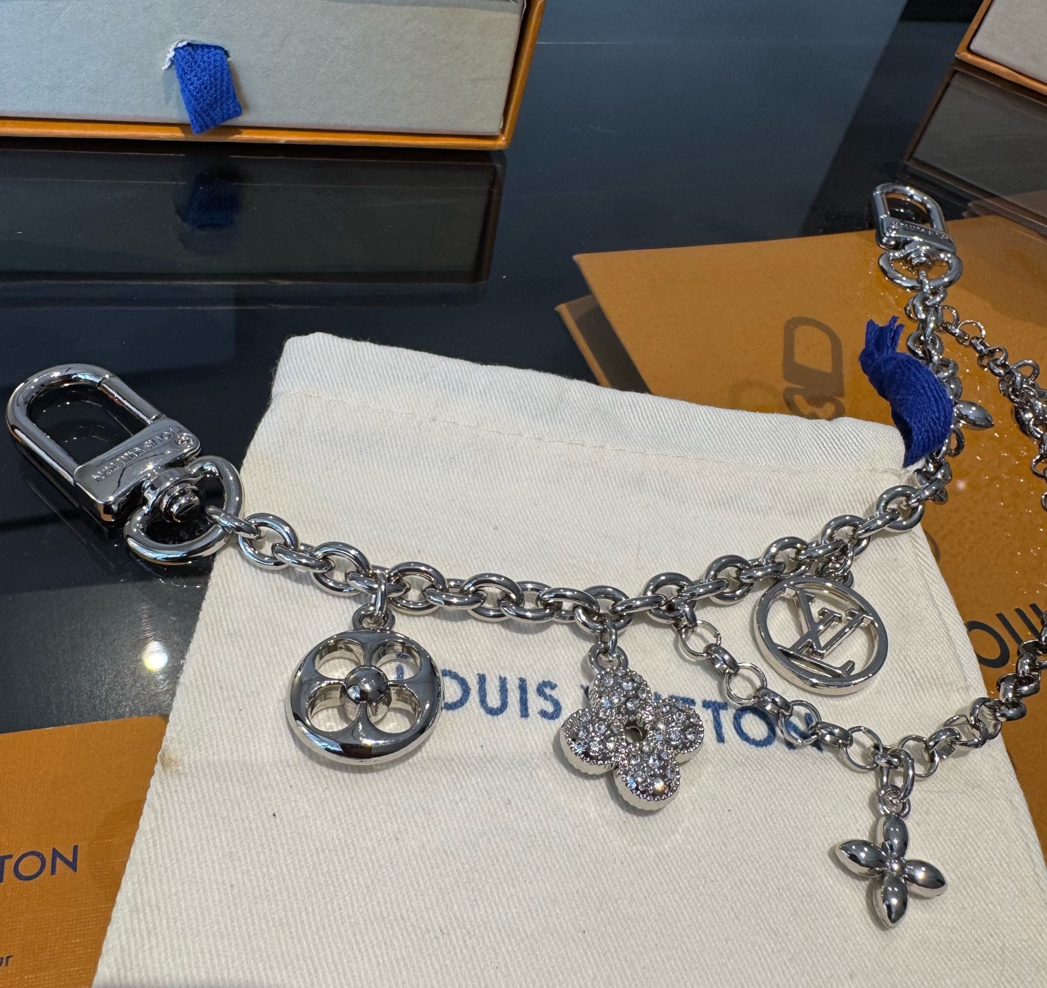 官网新款🔥LV包链钥匙扣 路易威登 Sailor包链 挂饰 包包链条精选莹亮金属材质，链节设计灵感源自航