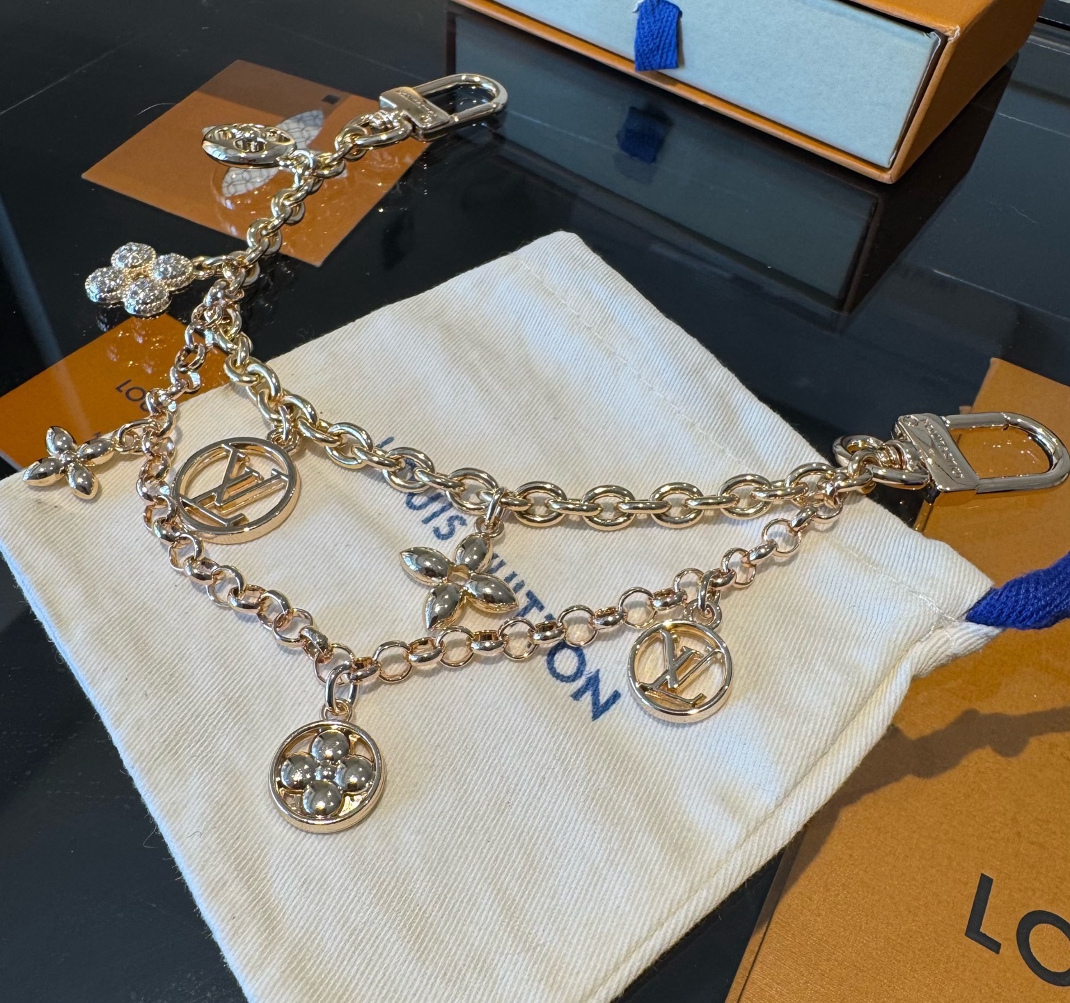 官网新款🔥LV包链钥匙扣 路易威登 Sailor包链 挂饰 包包链条精选莹亮金属材质，链节设计灵感源自航