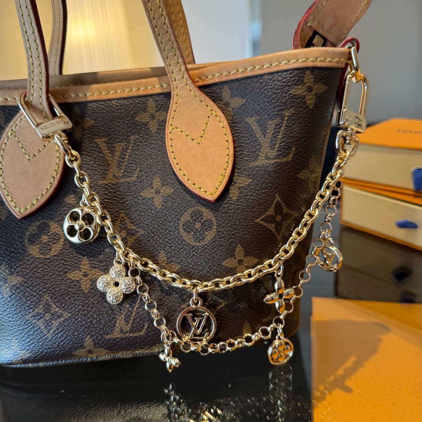 官网新款🔥LV包链钥匙扣 路易威登 Sailor包链 挂饰 包包链条精选莹亮金属材质，链节设计灵感源自航