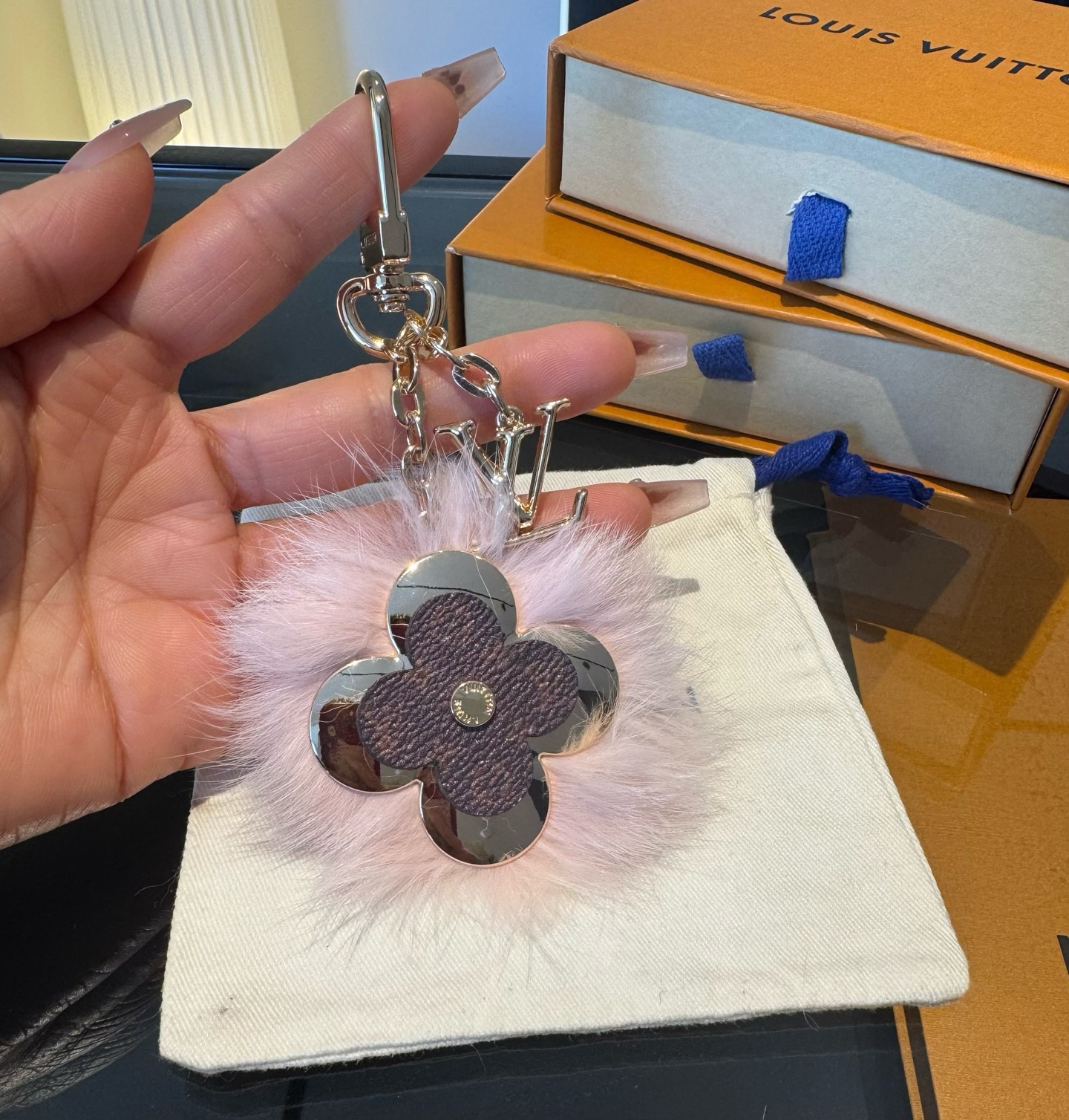 Lv钥匙扣官网新款 水貂毛钥匙扣挂饰 包包挂件 钥匙扣