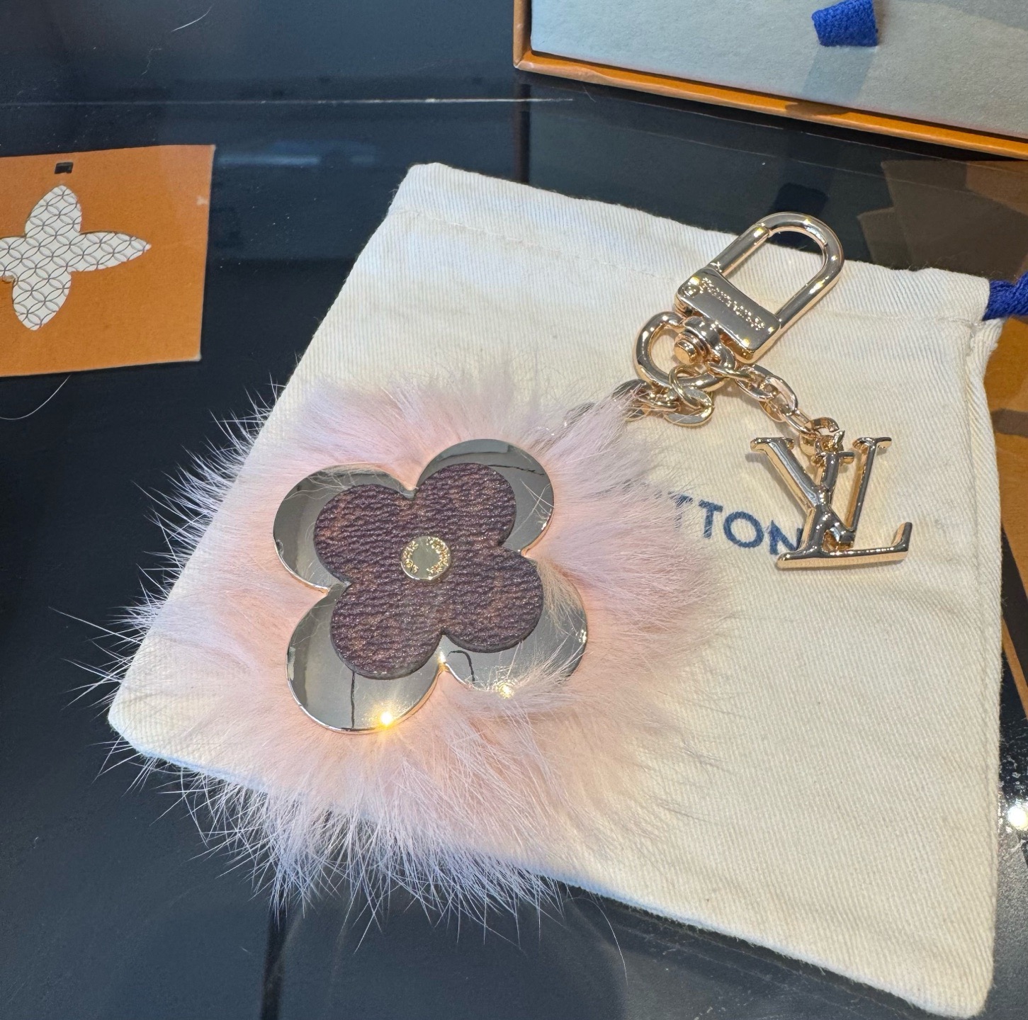 Lv钥匙扣官网新款 水貂毛钥匙扣挂饰 包包挂件 钥匙扣