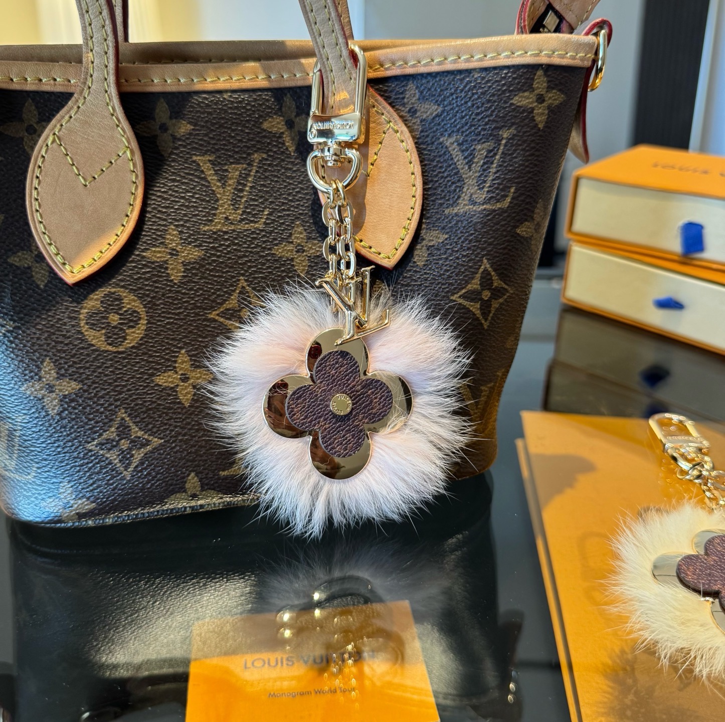 Lv钥匙扣官网新款 水貂毛钥匙扣挂饰 包包挂件 钥匙扣
