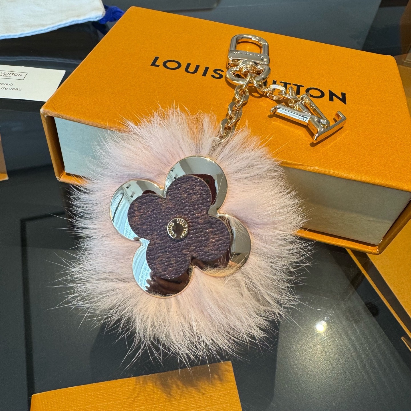 Lv钥匙扣官网新款 水貂毛钥匙扣挂饰 包包挂件 钥匙扣