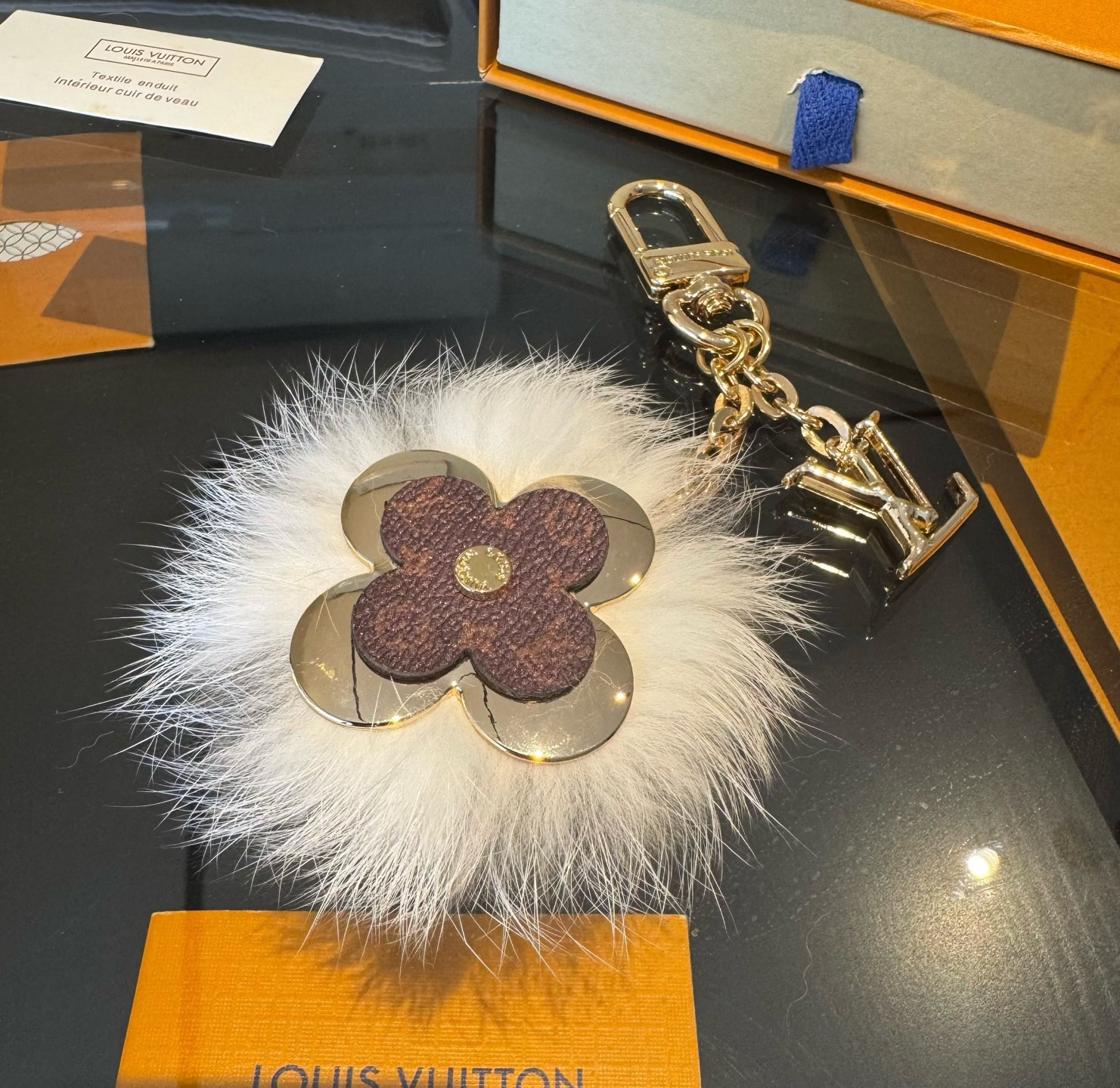 Lv钥匙扣官网新款 水貂毛钥匙扣挂饰 包包挂件 钥匙扣
