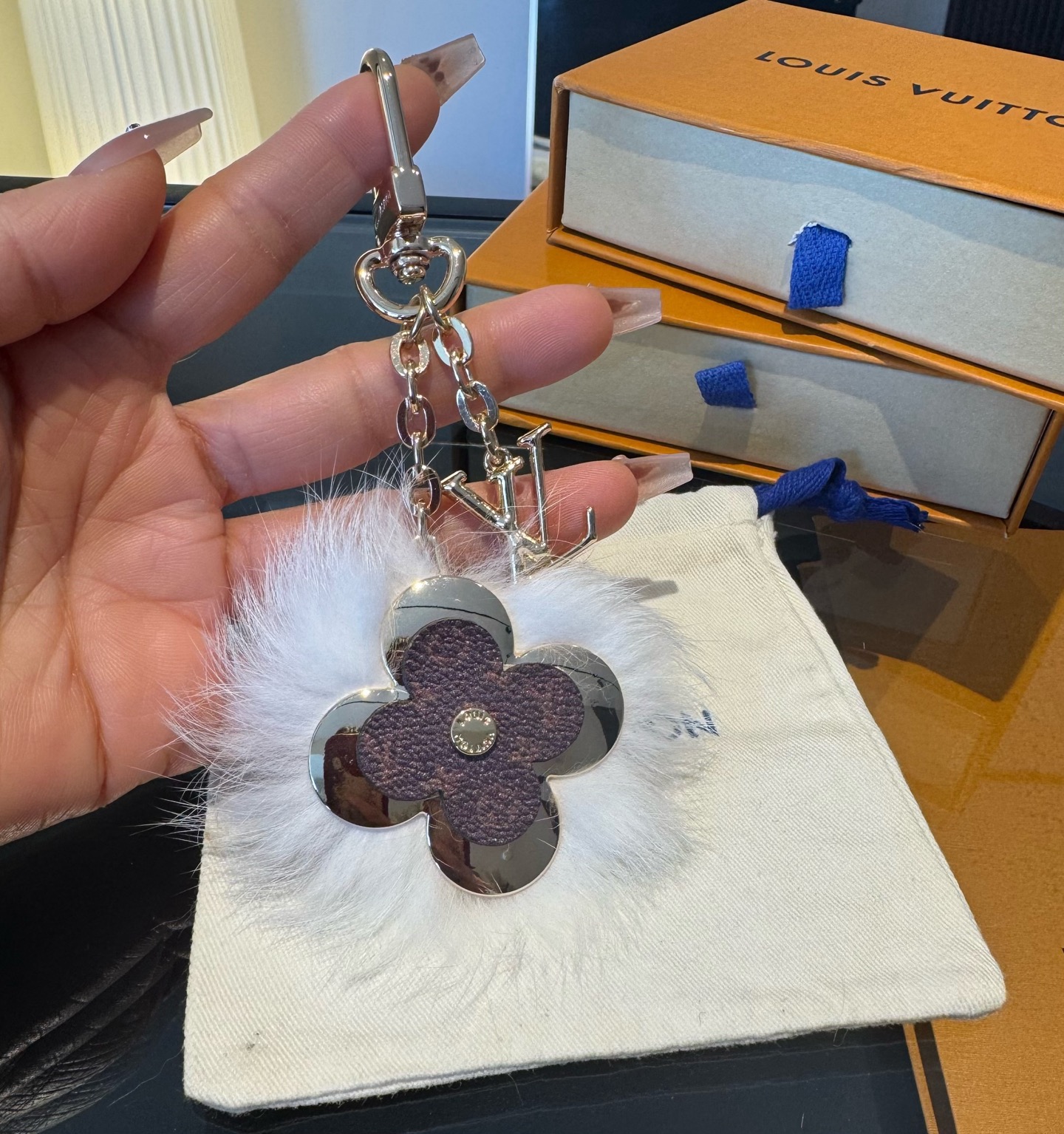 Lv钥匙扣官网新款 水貂毛钥匙扣挂饰 包包挂件 钥匙扣