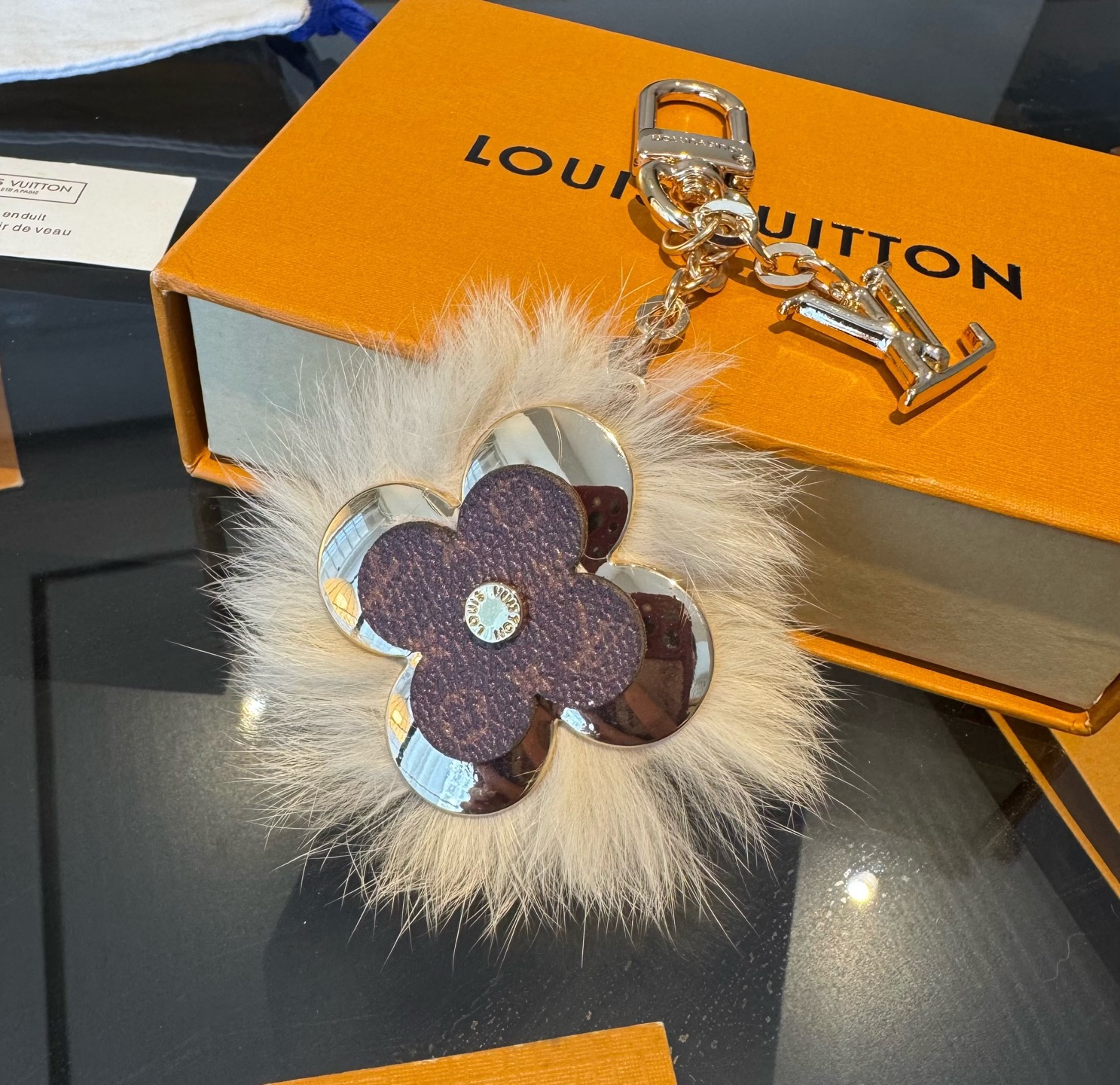 Lv钥匙扣官网新款 水貂毛钥匙扣挂饰 包包挂件 钥匙扣