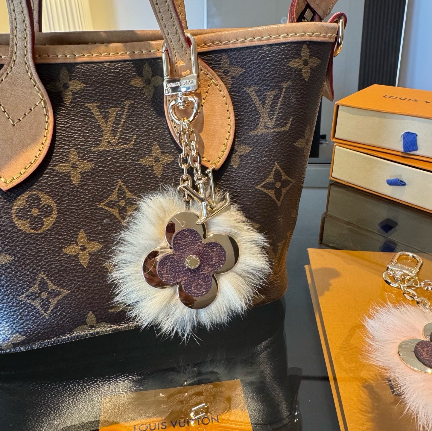 Lv钥匙扣官网新款 水貂毛钥匙扣挂饰 包包挂件 钥匙扣