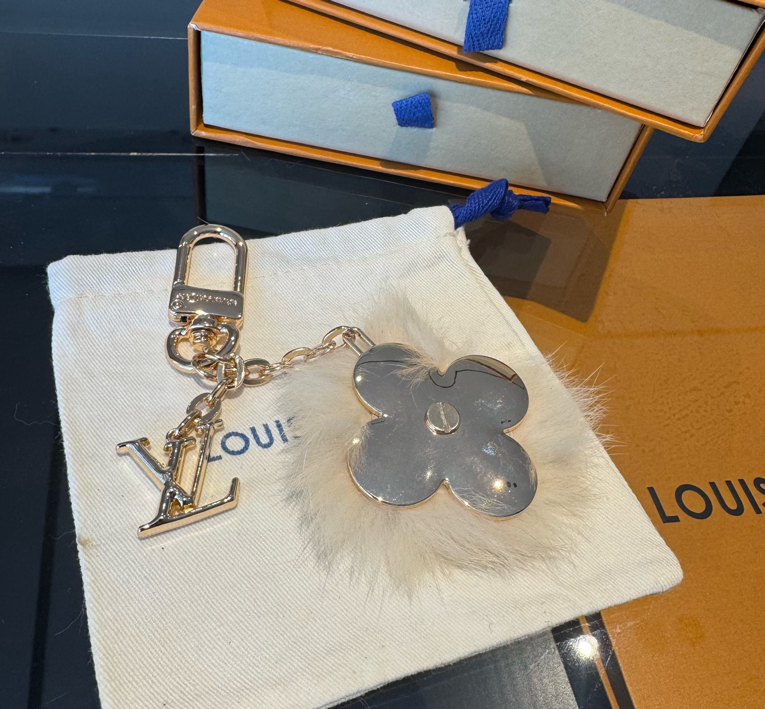 Lv钥匙扣官网新款 水貂毛钥匙扣挂饰 包包挂件 钥匙扣