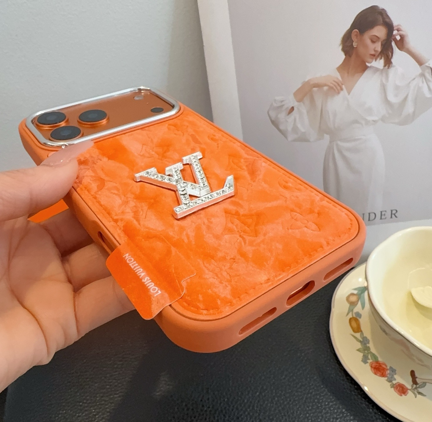 🔥LV雪山绒压花钻标 ✨🧡🩶轻奢银镀贴绒tPu皮壳🔥🔥手感舒适，高档奢华！型号：为了不出现报错型号，请打