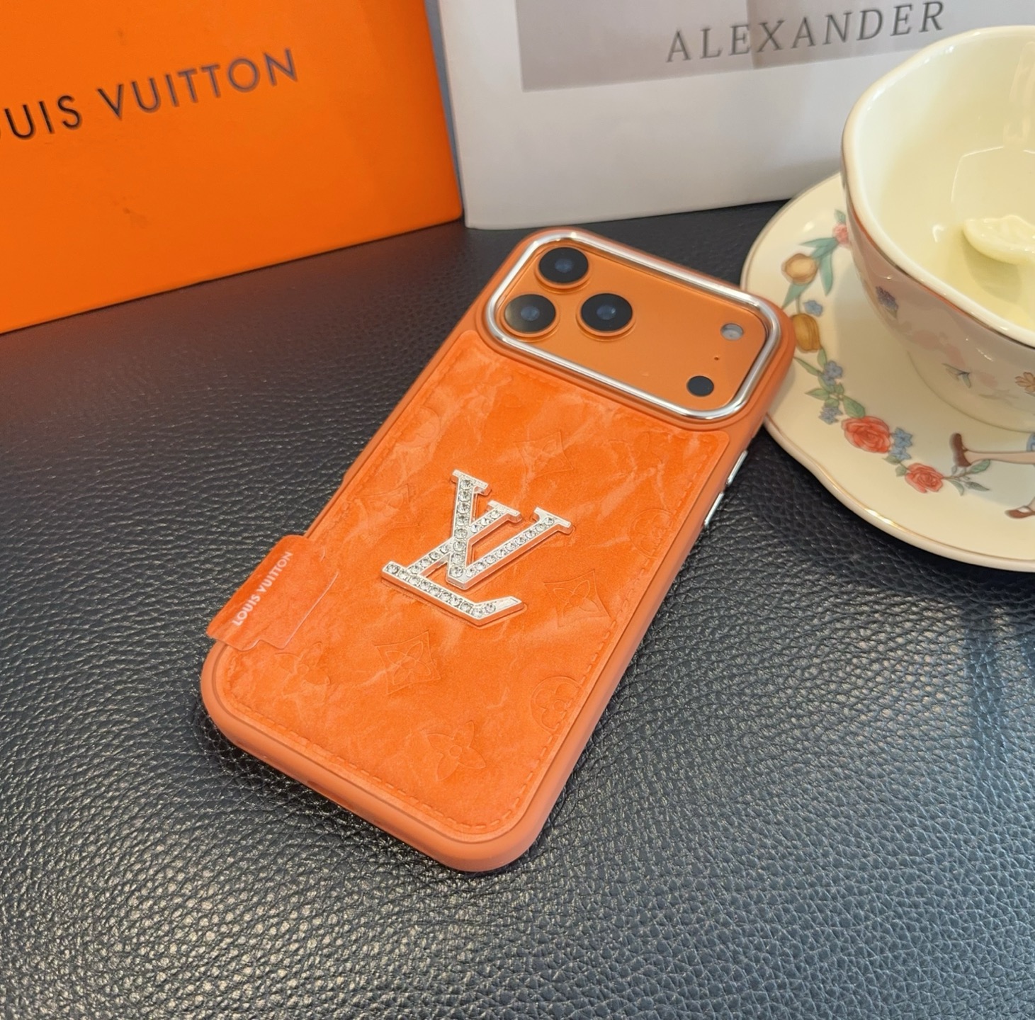 🔥LV雪山绒压花钻标 ✨🧡🩶轻奢银镀贴绒tPu皮壳🔥🔥手感舒适，高档奢华！型号：为了不出现报错型号，请打