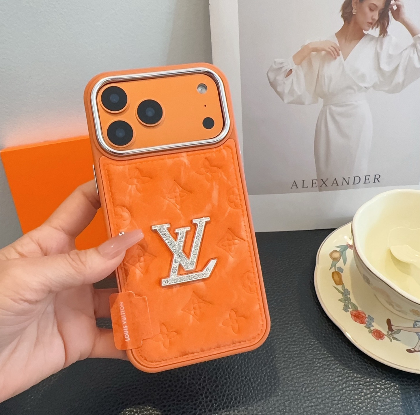 🔥LV雪山绒压花钻标 ✨🧡🩶轻奢银镀贴绒tPu皮壳🔥🔥手感舒适，高档奢华！型号：为了不出现报错型号，请打