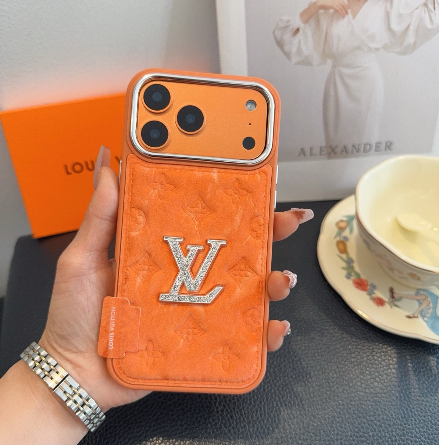 🔥LV雪山绒压花钻标 ✨🧡🩶轻奢银镀贴绒tPu皮壳🔥🔥手感舒适，高档奢华！型号：为了不出现报错型号，请打