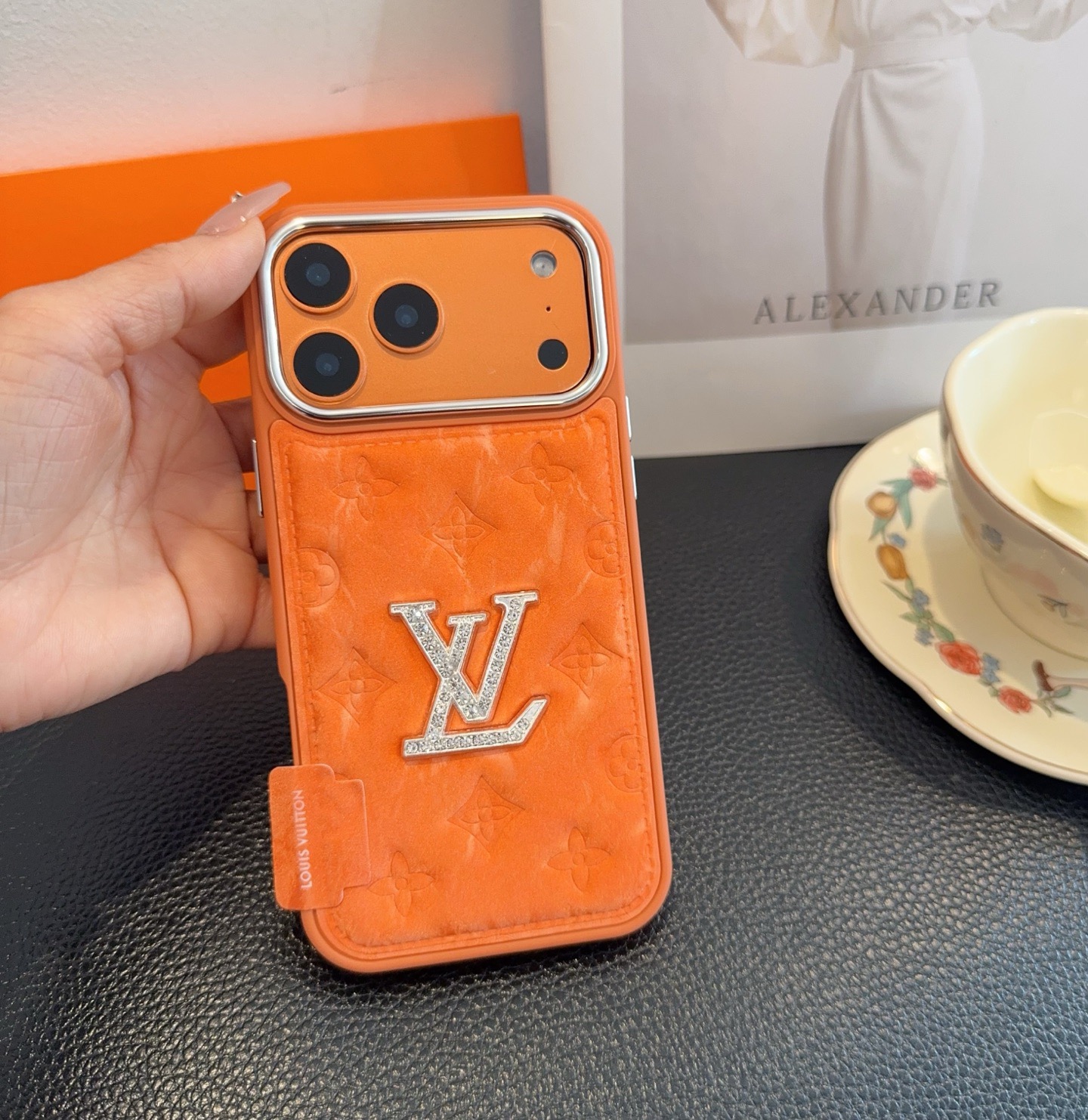 🔥LV雪山绒压花钻标 ✨🧡🩶轻奢银镀贴绒tPu皮壳🔥🔥手感舒适，高档奢华！型号：为了不出现报错型号，请打