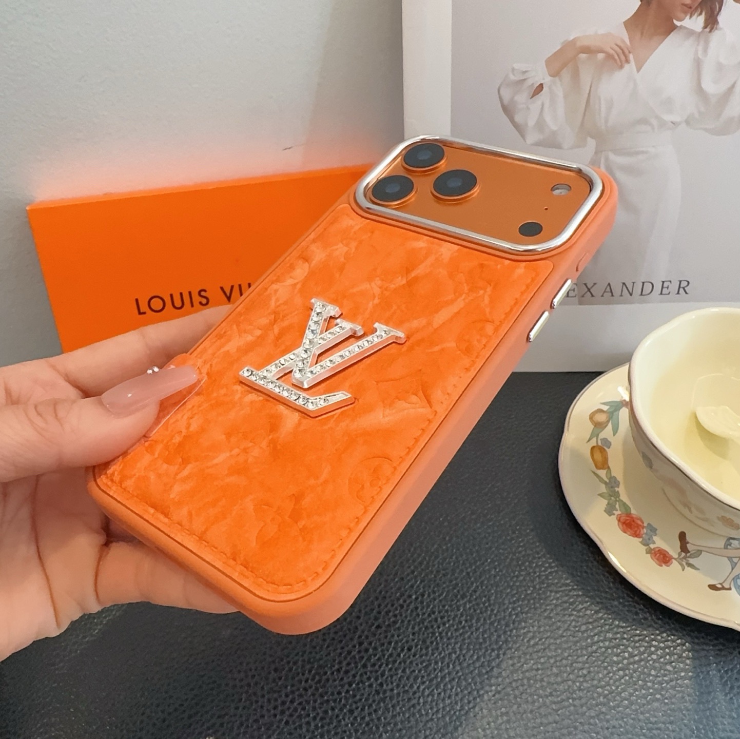 🔥LV雪山绒压花钻标 ✨🧡🩶轻奢银镀贴绒tPu皮壳🔥🔥手感舒适，高档奢华！型号：为了不出现报错型号，请打