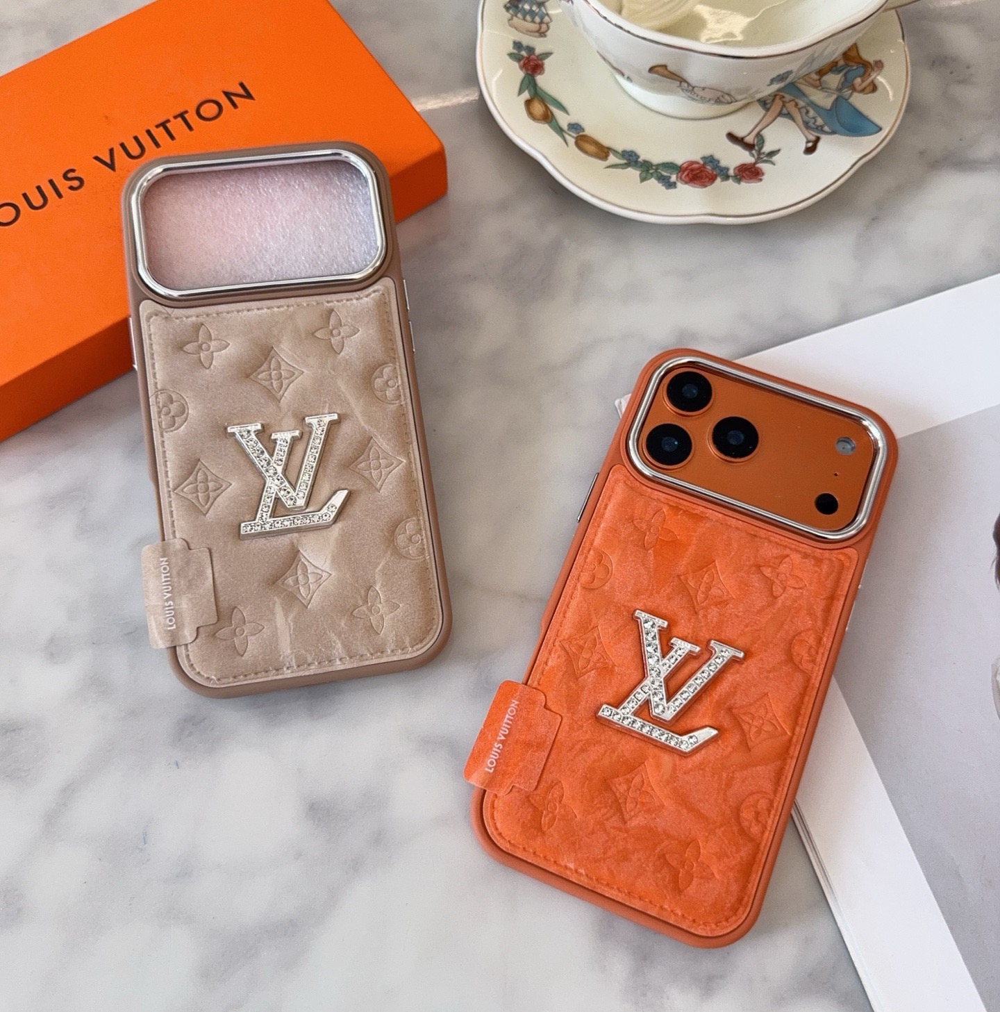 🔥LV雪山绒压花钻标 ✨🧡🩶轻奢银镀贴绒tPu皮壳🔥🔥手感舒适，高档奢华！型号：为了不出现报错型号，请打