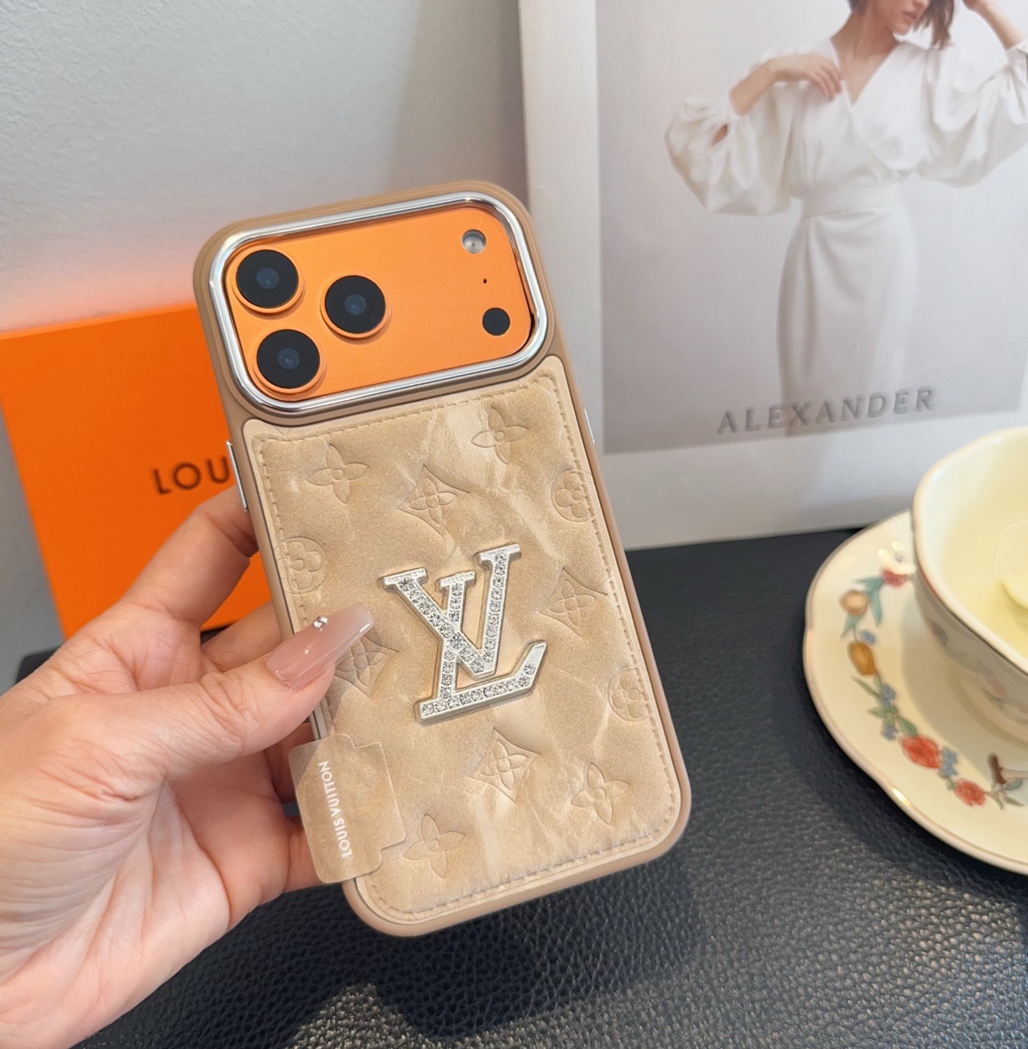 🔥LV雪山绒压花钻标 ✨🧡🩶轻奢银镀贴绒tPu皮壳🔥🔥手感舒适，高档奢华！型号：为了不出现报错型号，请打